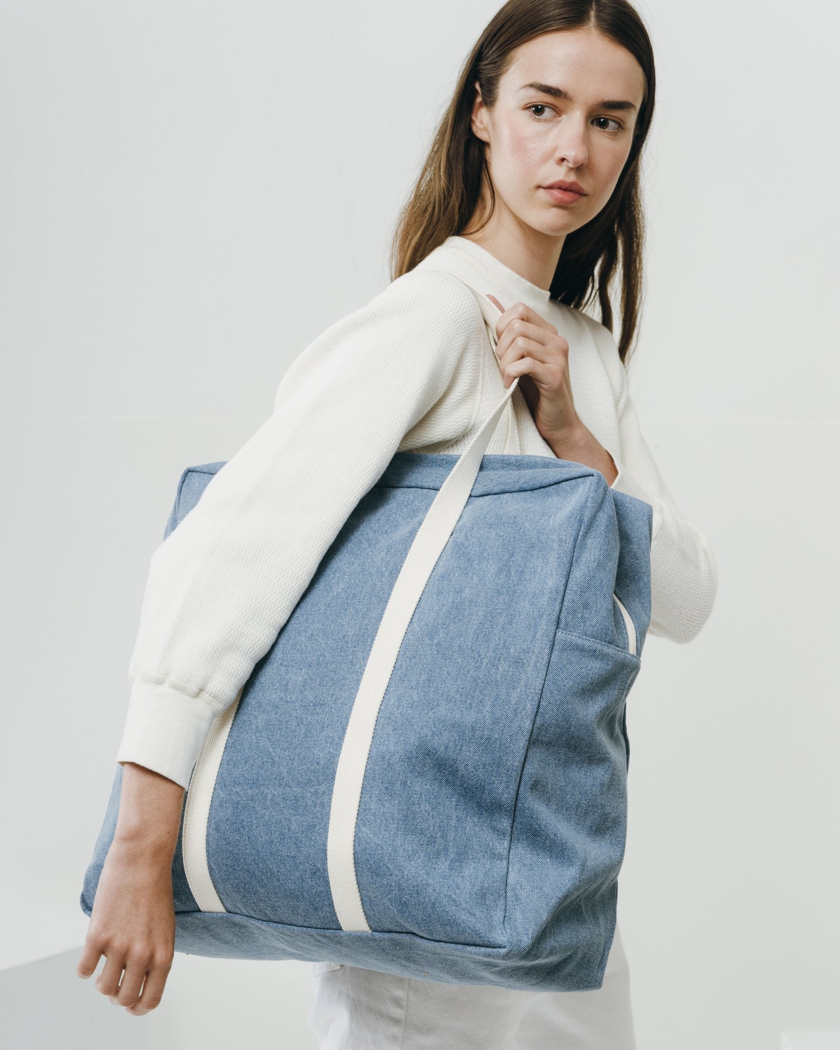 Baggu Safari Bag - Washed Denim Crossbody Tote for Women | Lightweight Travel & Everyday Use Purse | Casual Outing, Shopping & Beach Essentials Carrier