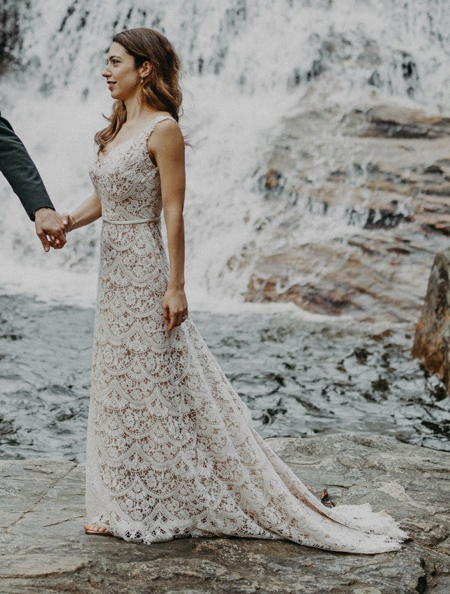 Paloma Blanca 4840 Sample Wedding Gown - Elegant Lace Bridal Dress for Church Ceremony & Romantic Beach Weddings
