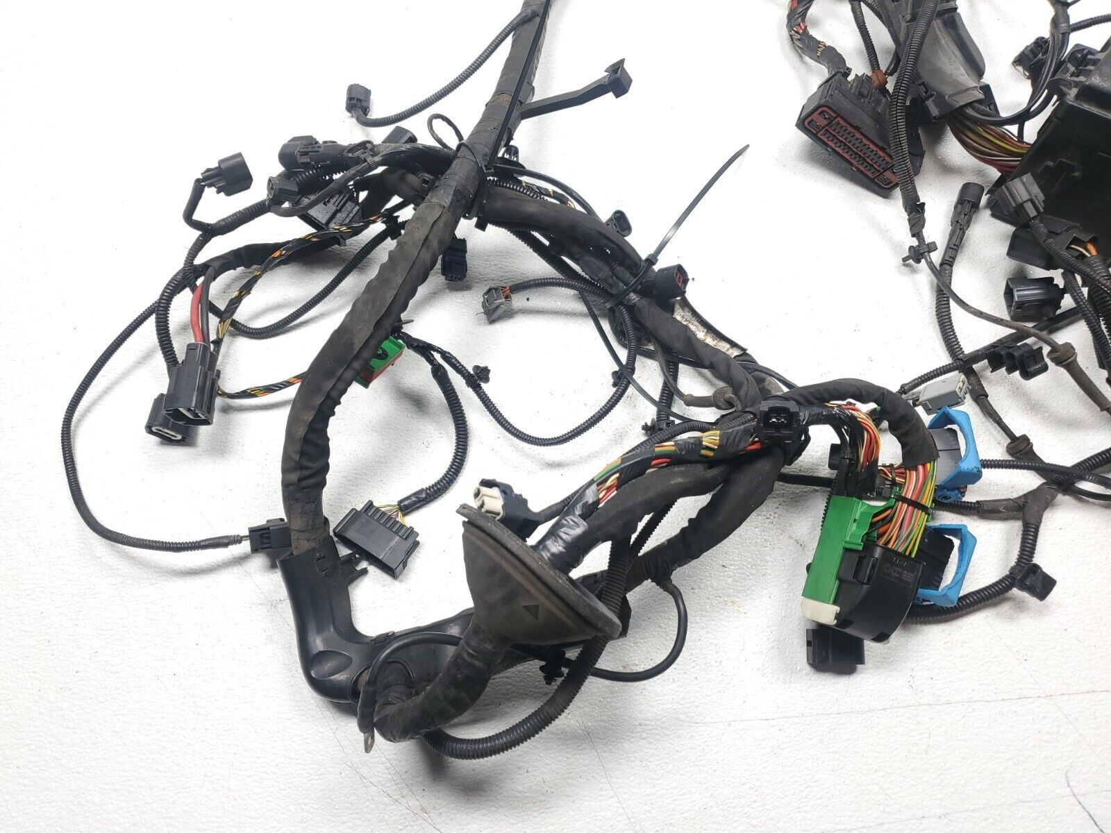 05-09 Volvo S40 2.4L Fuse Box & Wiring Harness OEM Replacement - Perfect for Electrical System Repairs & Maintenance
