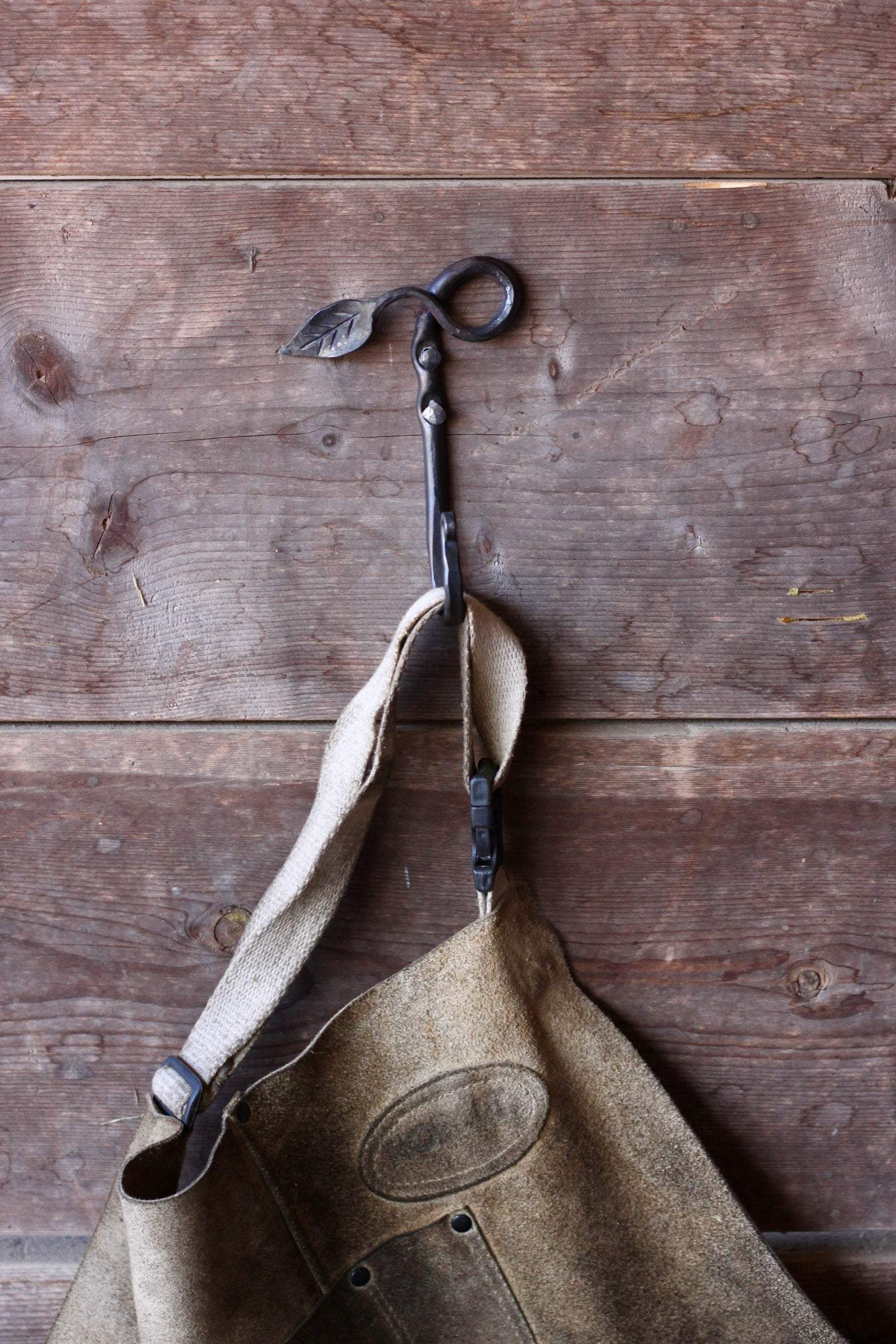 Hand Forged Leaf Hook - Rustic Wall Decor for Hanging Plants, Keys, and Coats - Perfect for Farmhouse, Garden, and Entryway Organization