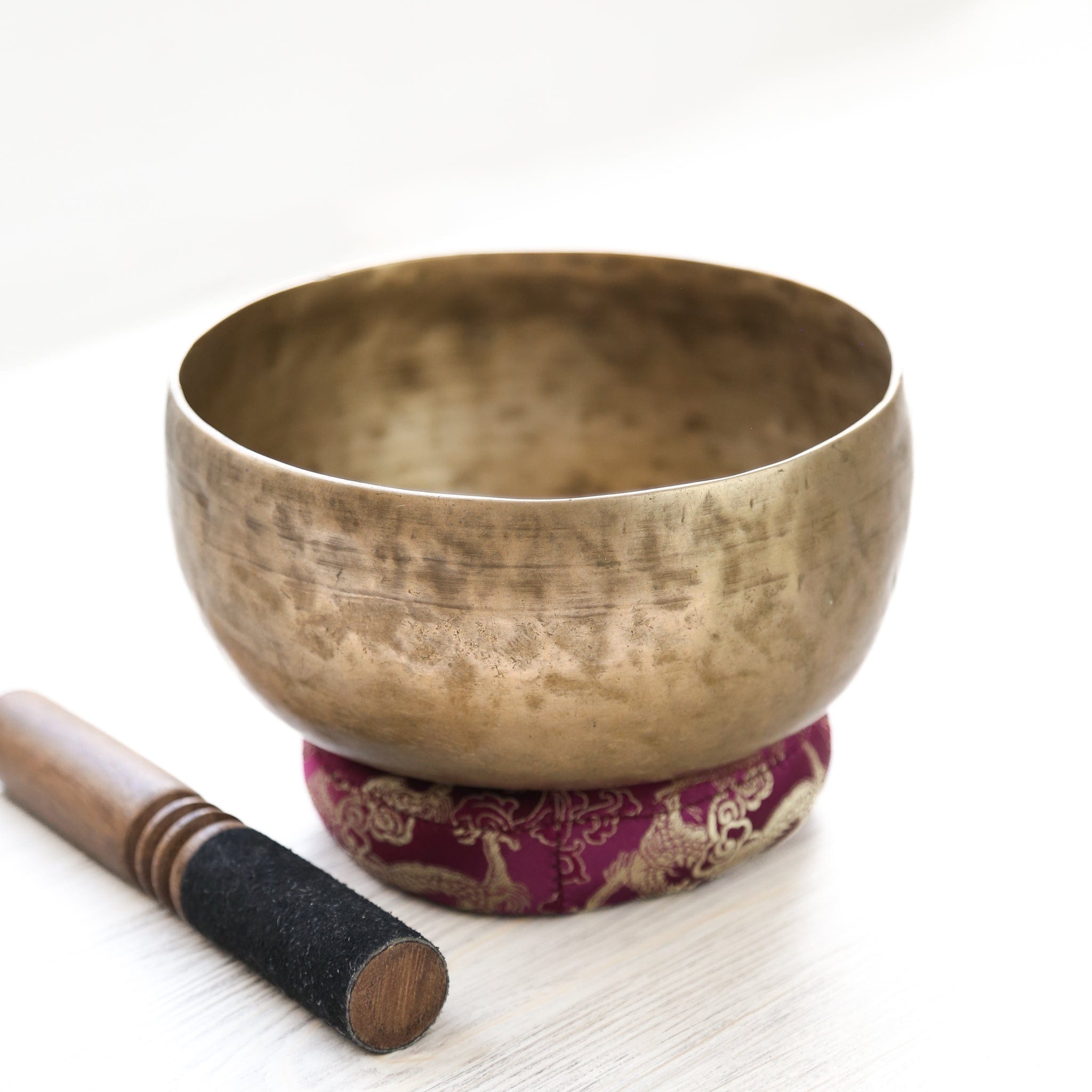 Antique Singing Bowl for Heart Chakra Healing - 189 Hz Tibetan Meditation Instrument - Perfect for Yoga, Sound Therapy & Spiritual Practices