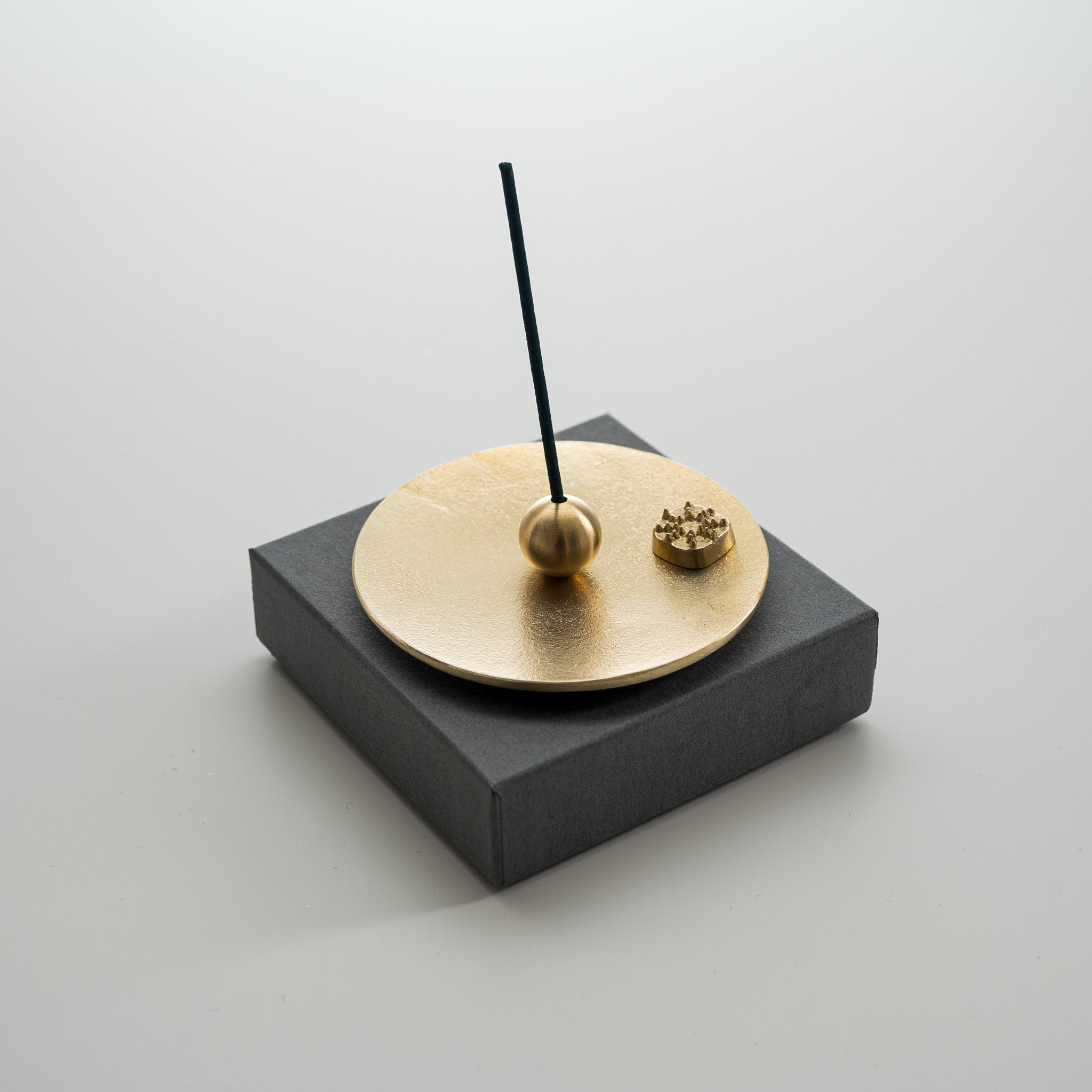 NOUSAKU Japanese Incense Holder Plate - Round Zen Style for Aromatherapy & Meditation - Handcrafted Traditional Metal Incense Burner for Home, Office & Yoga Studio Decor