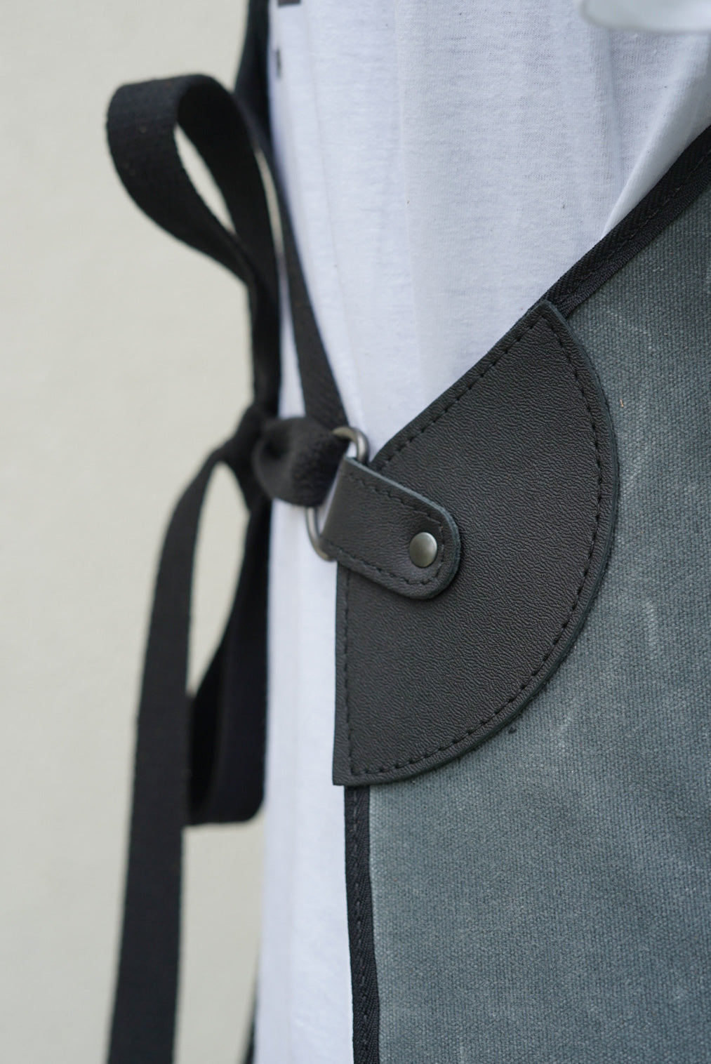 Premium Charcoal Black Waxed Canvas Apron with Black Leather Accents - Durable & Stylish Kitchen, BBQ, Workshop & Cooking Apron for Chefs & Grill Masters