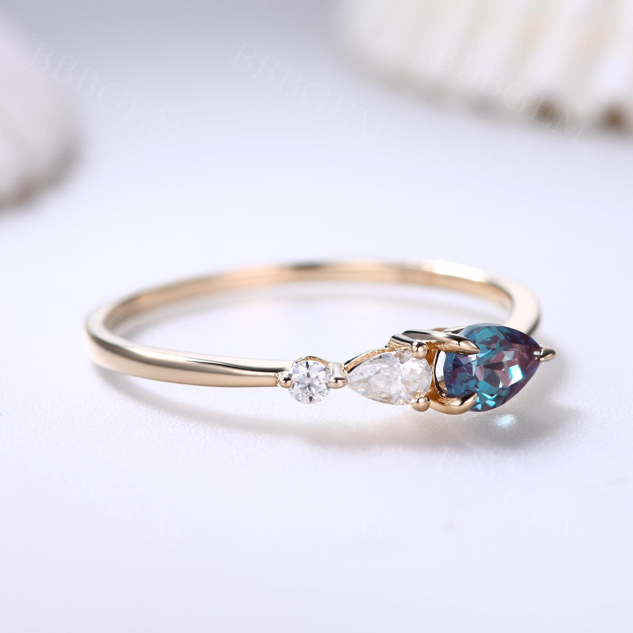 Exquisite Alexandrite & Moissanite Three-Stone Engagement Ring in Rose Gold – Perfect for Proposals, Anniversaries, and Special Occasions