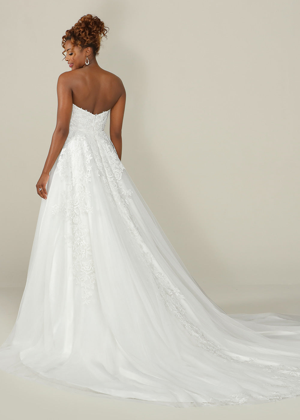 Elegant London Strapless Sweetheart Lace and Tulle Ball Gown Wedding Dress for Brides - Perfect for Formal Events, Prom, and Evening Galas