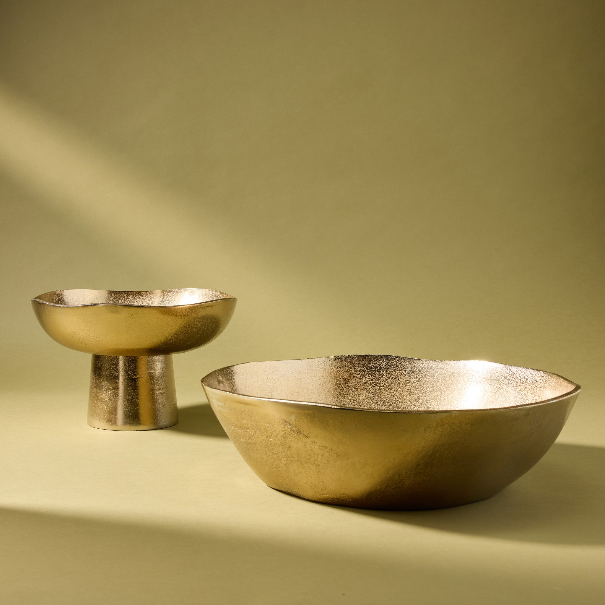 39cm Gold Metal Bowl Planter - Elegant Indoor & Outdoor Garden Decor for Plants, Succulents, and Home Décor