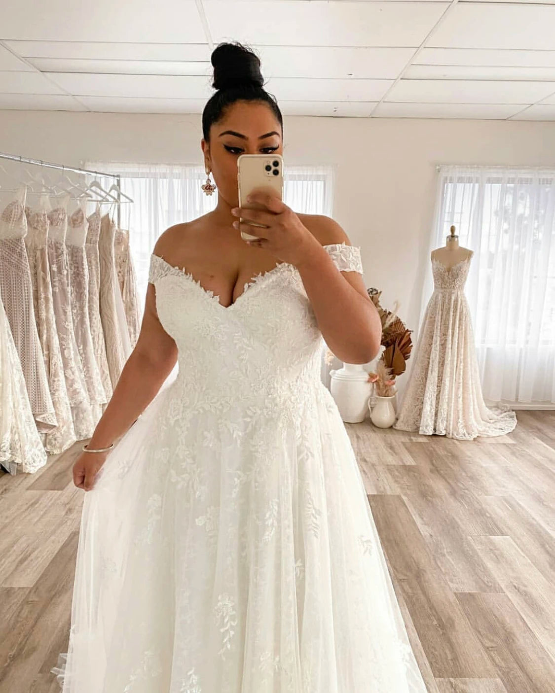 Elegant Plus Size A-Line Off-Shoulder Lace Wedding Dress with Tulle Backless Design - Perfect for Bridal Gowns, Beach Weddings & Romantic Ceremonies