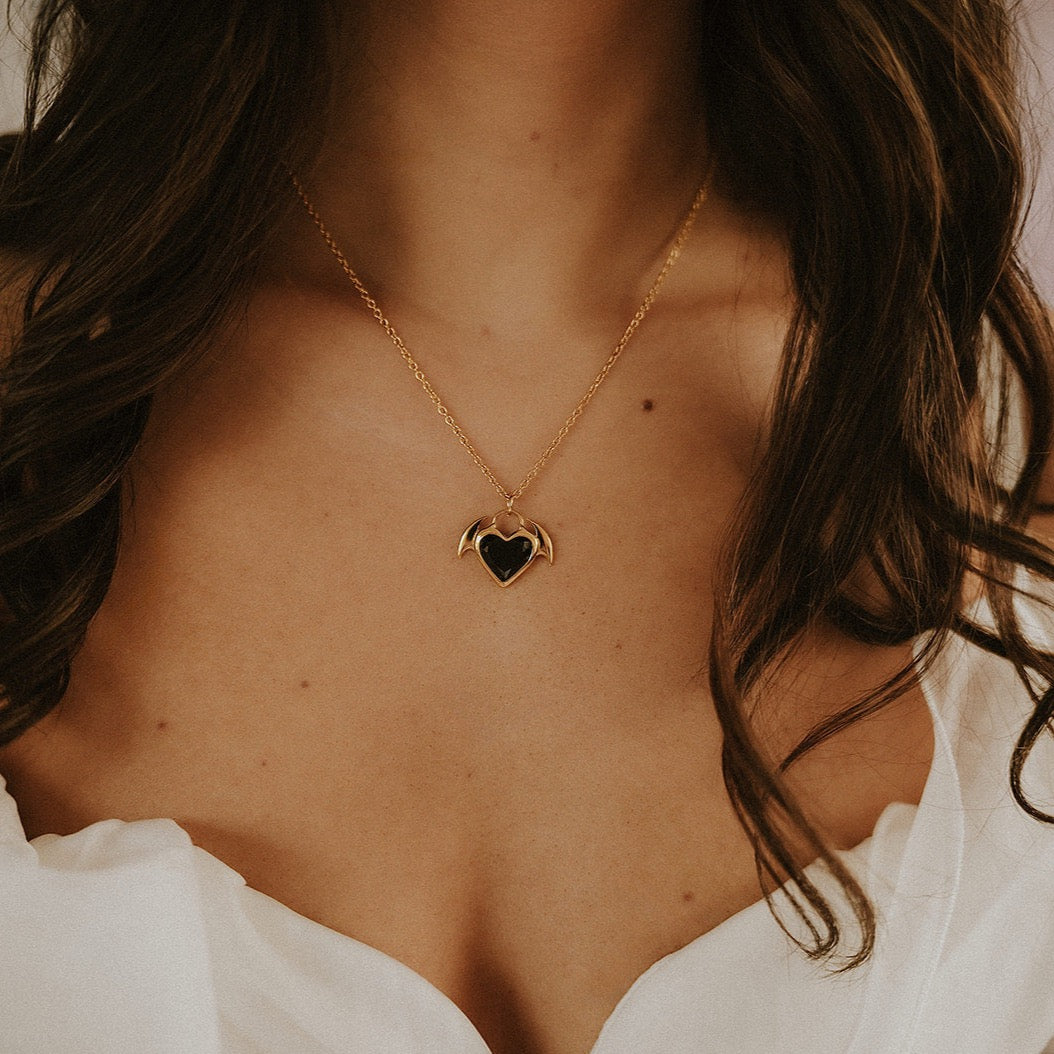 Stylish Nocturnal Succubus Gold Heart Pendant Necklace - Perfect for Gothic Fashion, Cosplay & Vampire-Themed Parties