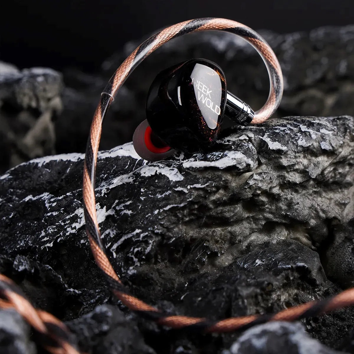 Geek Wold GK200 Hybrid Driver In-Ear Monitors - 6BA+2DD+2PZT High Resolution Earphones for Audiophiles, Musicians & Gamers - Perfect for Studio Recording, Live Performances & Gaming Sessions