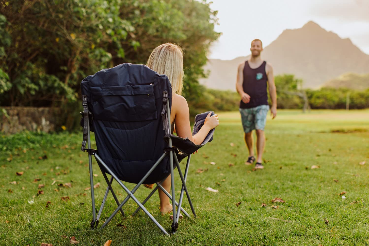 PICNIC TIME NCAA Arkansas Razorbacks Reclining Camping Chair - Portable Folding Beach Chair for Adults with Carry Bag - Perfect for Tailgating, Camping, Beach & Outdoor Events