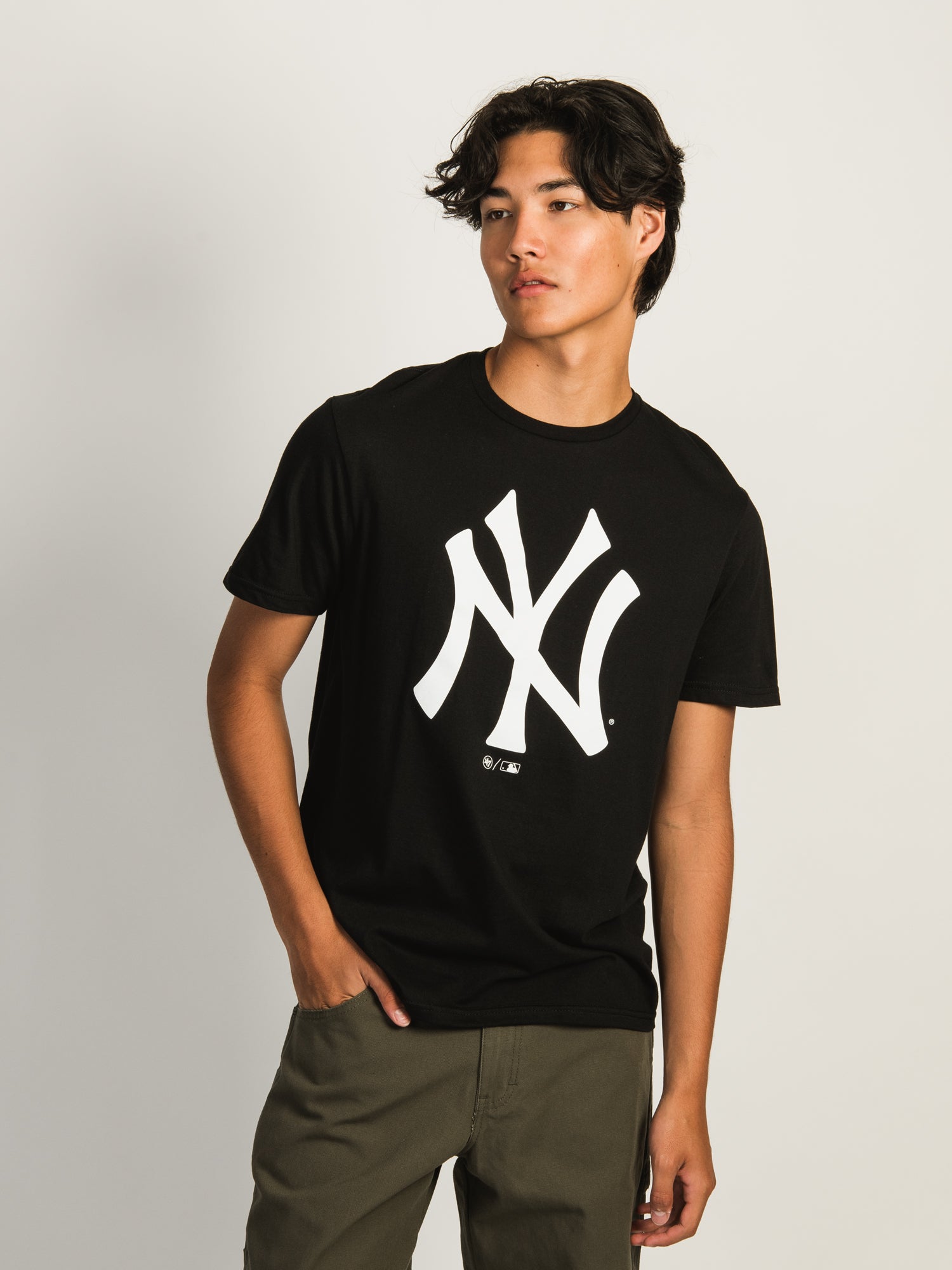 New York Yankees Fan T-Shirt for Men & Women - Official 47 Brand MLB Apparel - Perfect for Baseball Games, Sports Events & Casual Wear