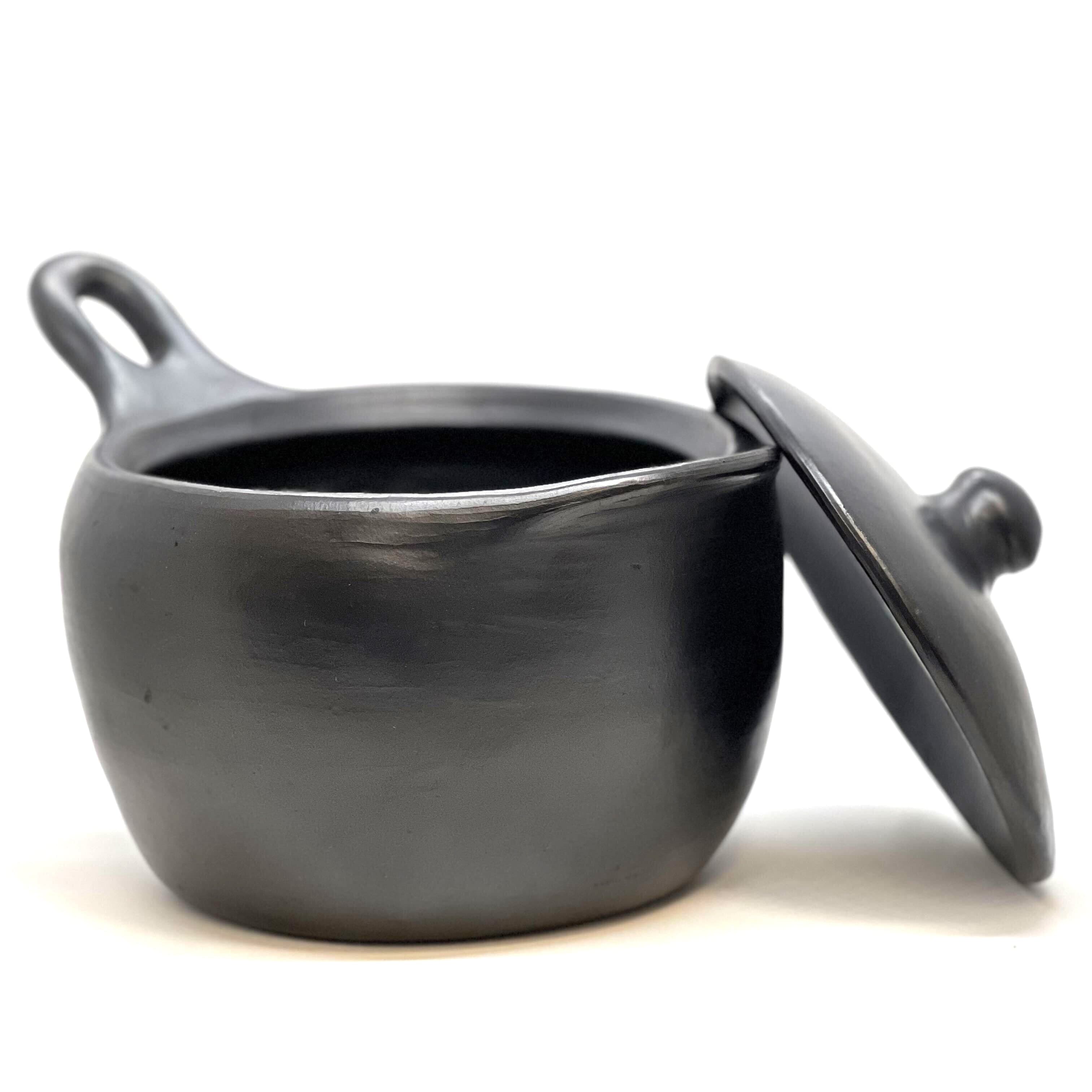 Authentic Chamba Sauce Pan with Lid – Elegant & Versatile All-Natural Black Clay Pot with Handle for Slow, Even Cooking – Perfect for Vegetables, Rice, Stews & More – Stovetop & Oven Safe – Handmade in Colombia – Ideal for Home Cooking, Camping & Gourmet Meals