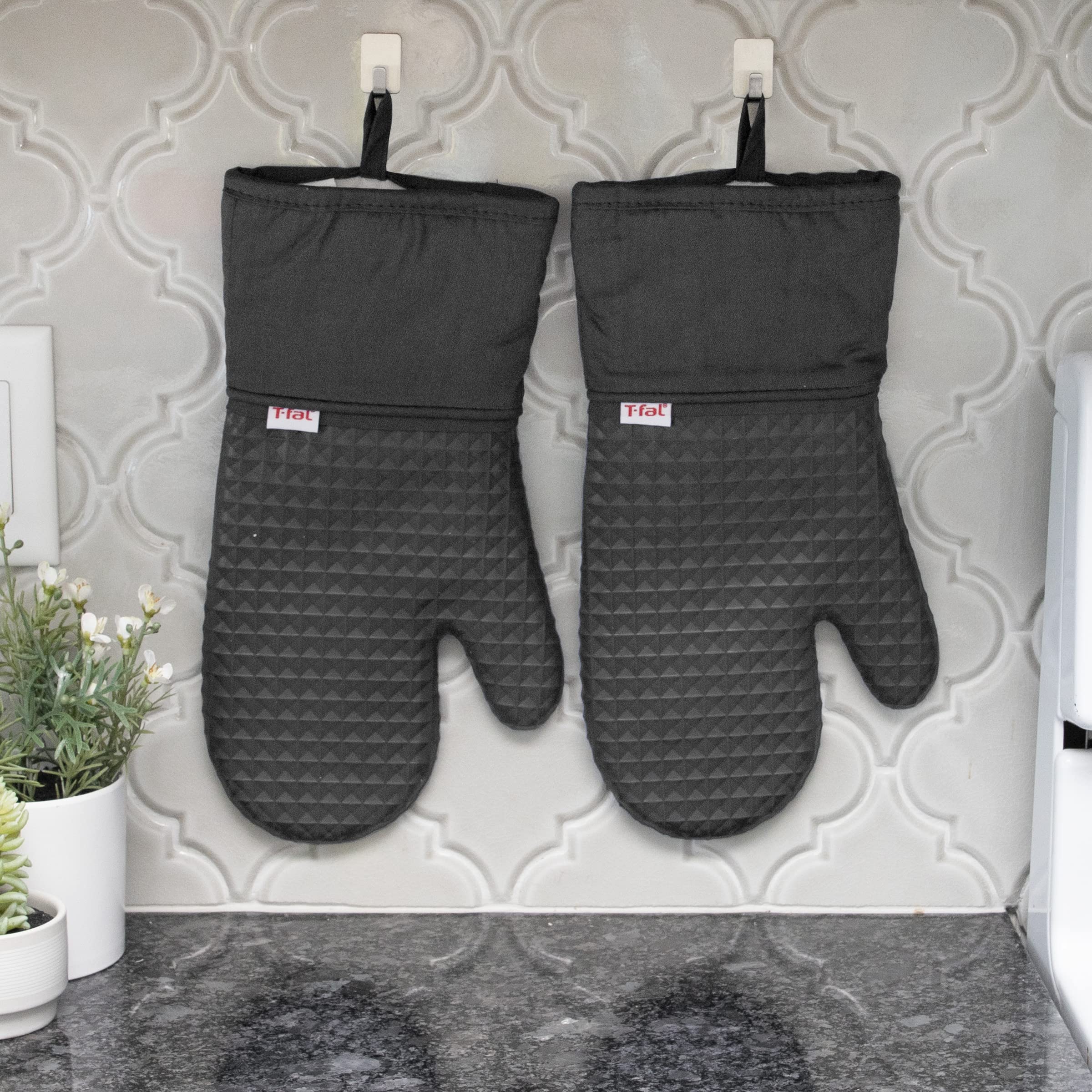 T-fal Non-Slip Heat Resistant Silicone Oven Mitts Set - Softflex Grip, 13 x 7 Inches, 2 Pack (Charcoal) - Perfect for Baking, Grilling & Kitchen Safety