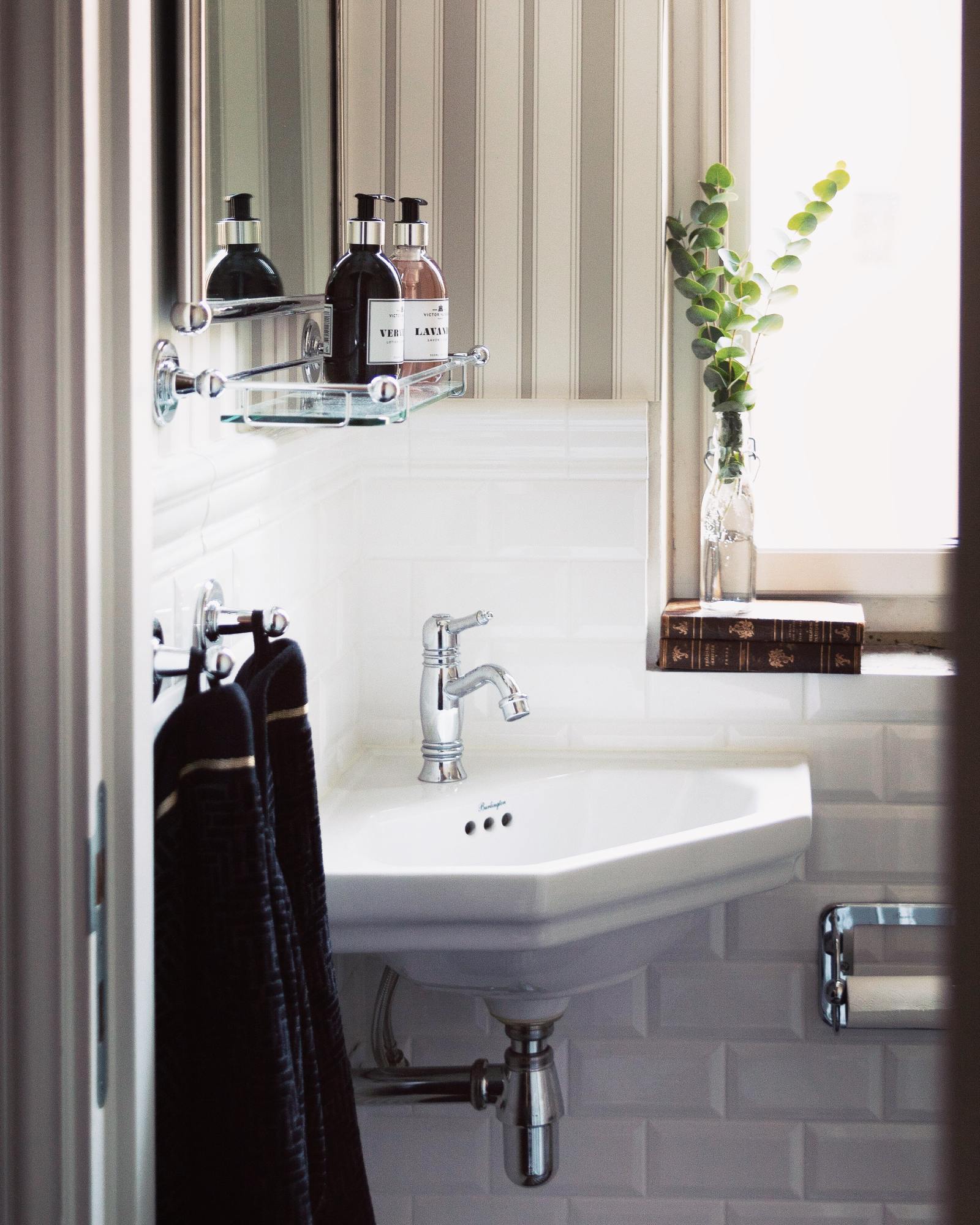 Glashylla WC/Bathroom Wall Cabinet - 55 cm White Modern Storage for Small Spaces | Perfect for Burlington Homes, Apartments & Vanities