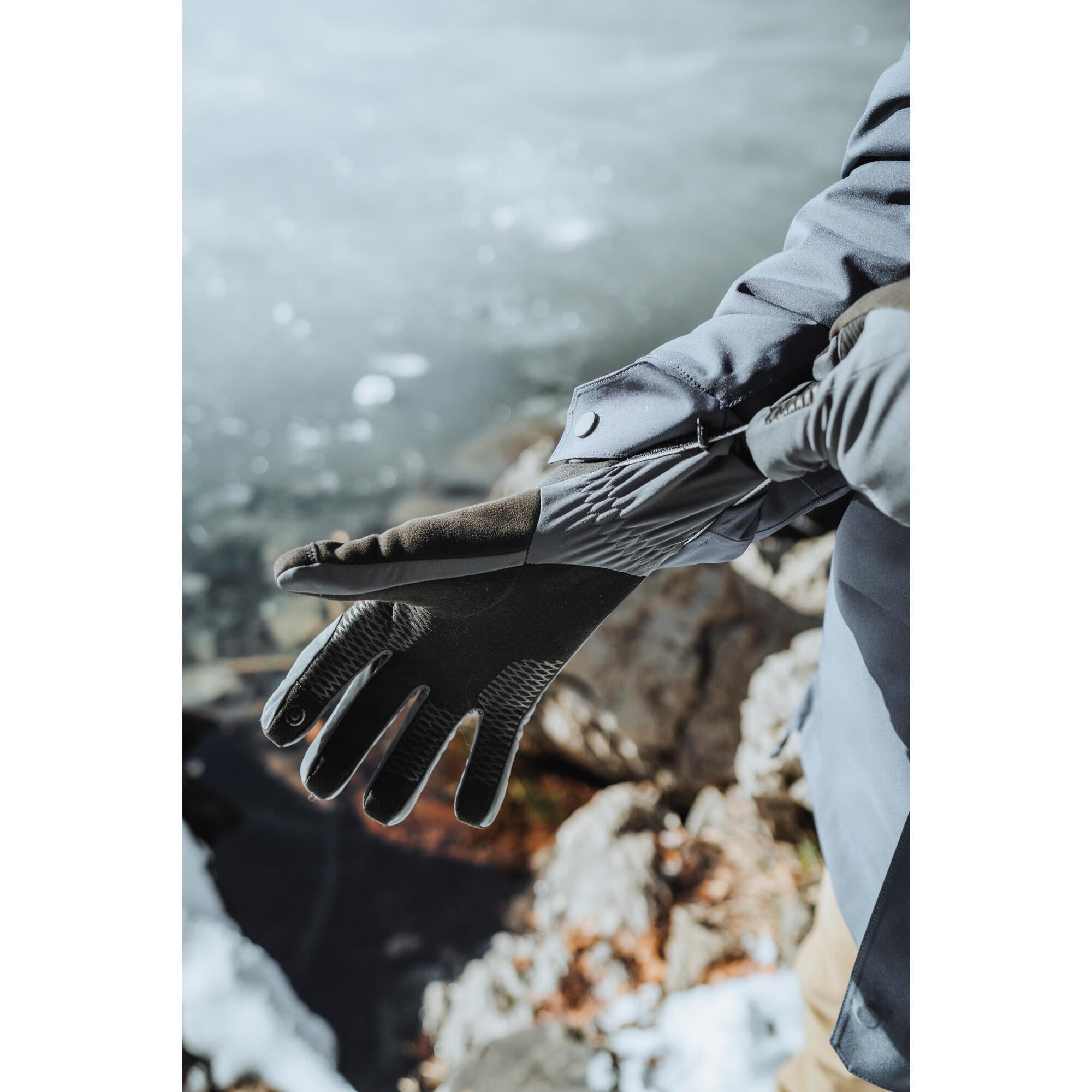 Forclaz MT900 Hiking Gloves for Adults - Lightweight, Waterproof & Durable - Perfect for Backpacking, Camping & Outdoor Adventures