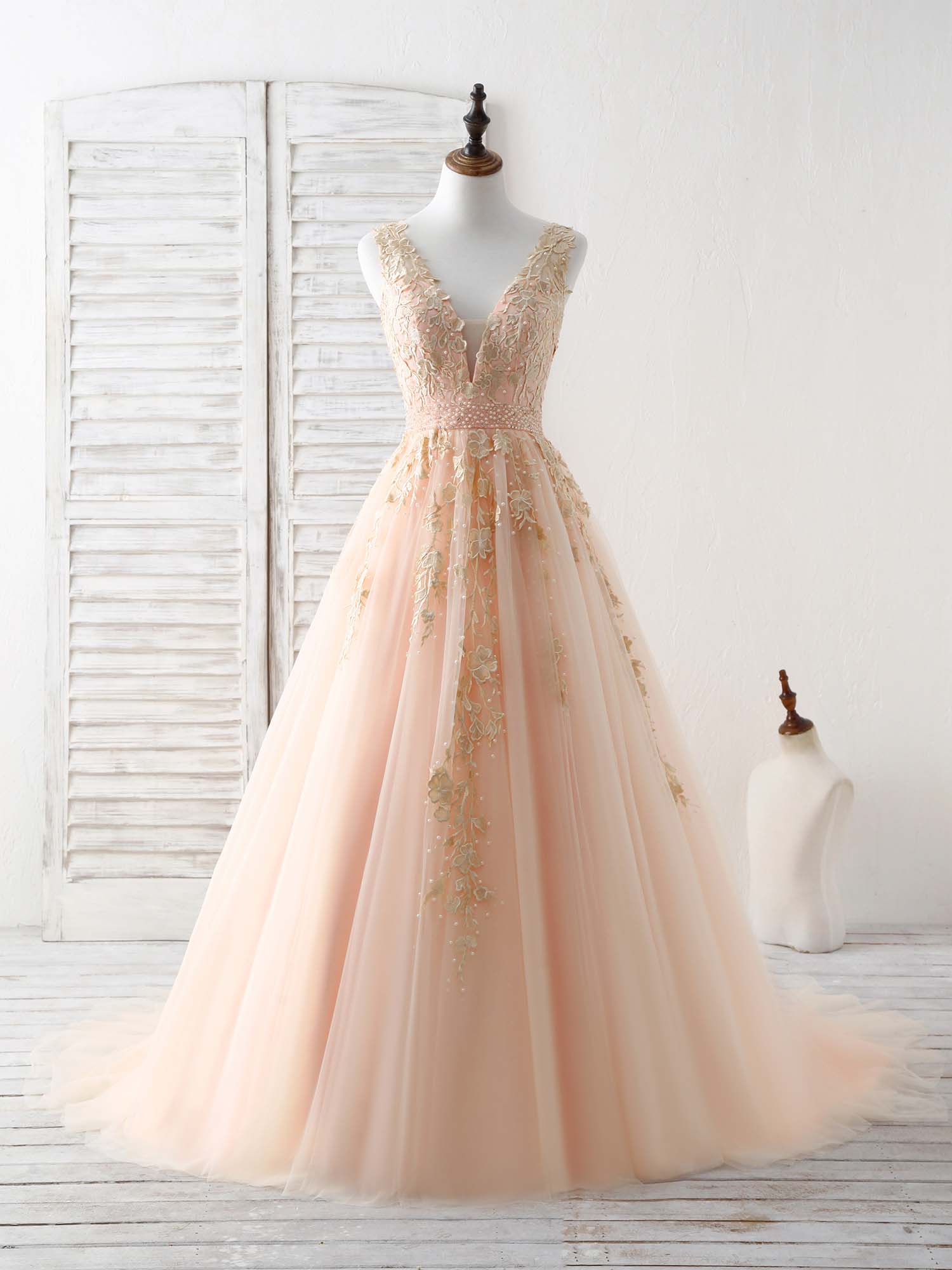 Elegant V-Neck Tulle Lace Applique Long Prom Dress for Women - Formal Evening Gown for Homecoming, Wedding, and Special Occasions
