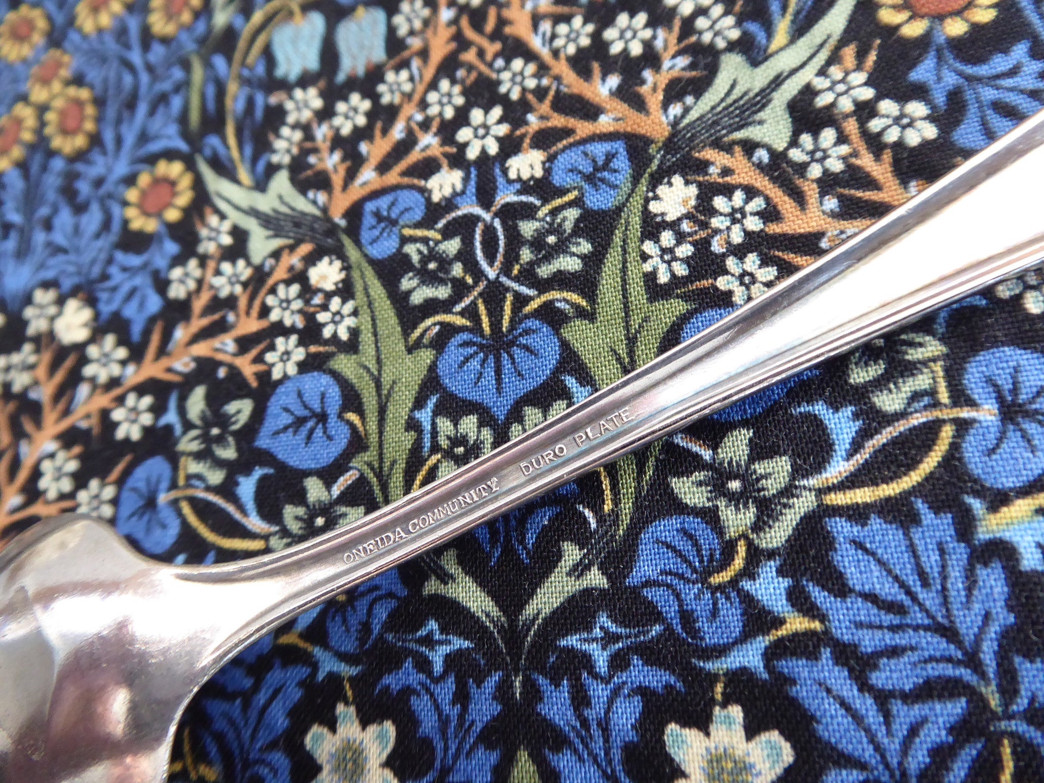 Vintage Oneida Beverly Teaspoon Set - 1920s Leaf & Bellflower Design, Duro Plate Silverware for Afternoon Tea, Dessert, and Elegant Dining