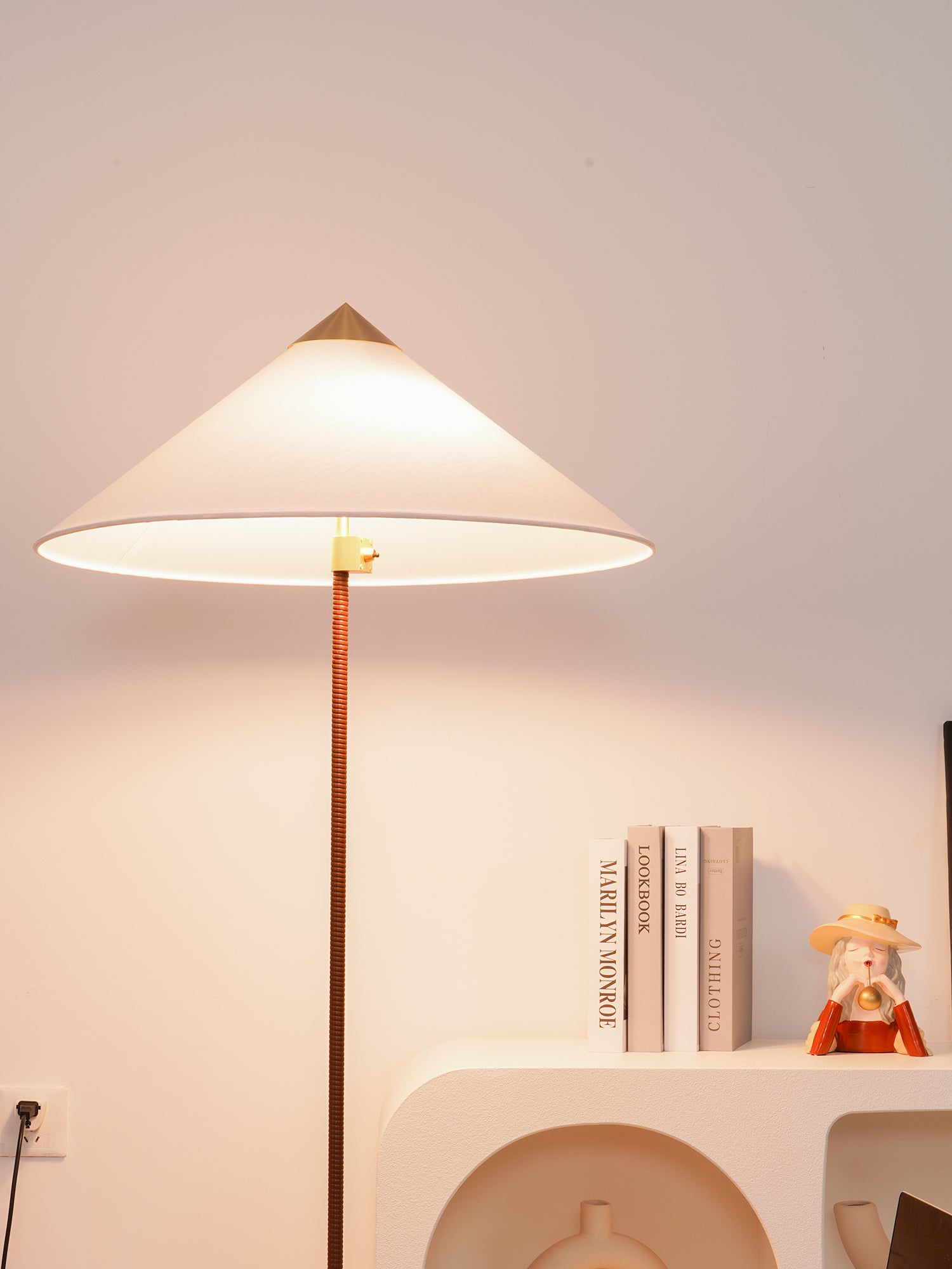 Modern Chinese Hat Floor Lamp - Stylish Rattan Shade for Living Room, Bedroom & Office Decor - Perfect for Cozy Ambiance and Reading Nook Lighting