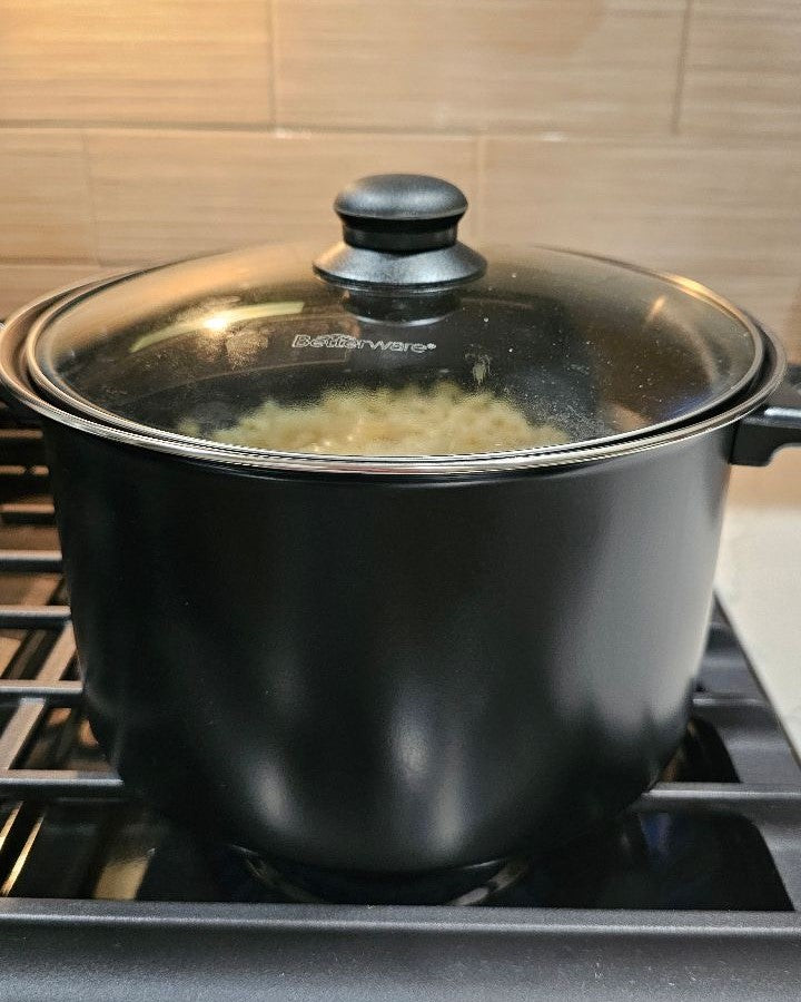 Stainless Steel Cook & Strain Pot with Lid - 5 Quart Multi-Functional Pasta & Soup Strainer for Easy Cooking & Draining - Perfect for Pasta, Vegetables, and Stews in the Kitchen