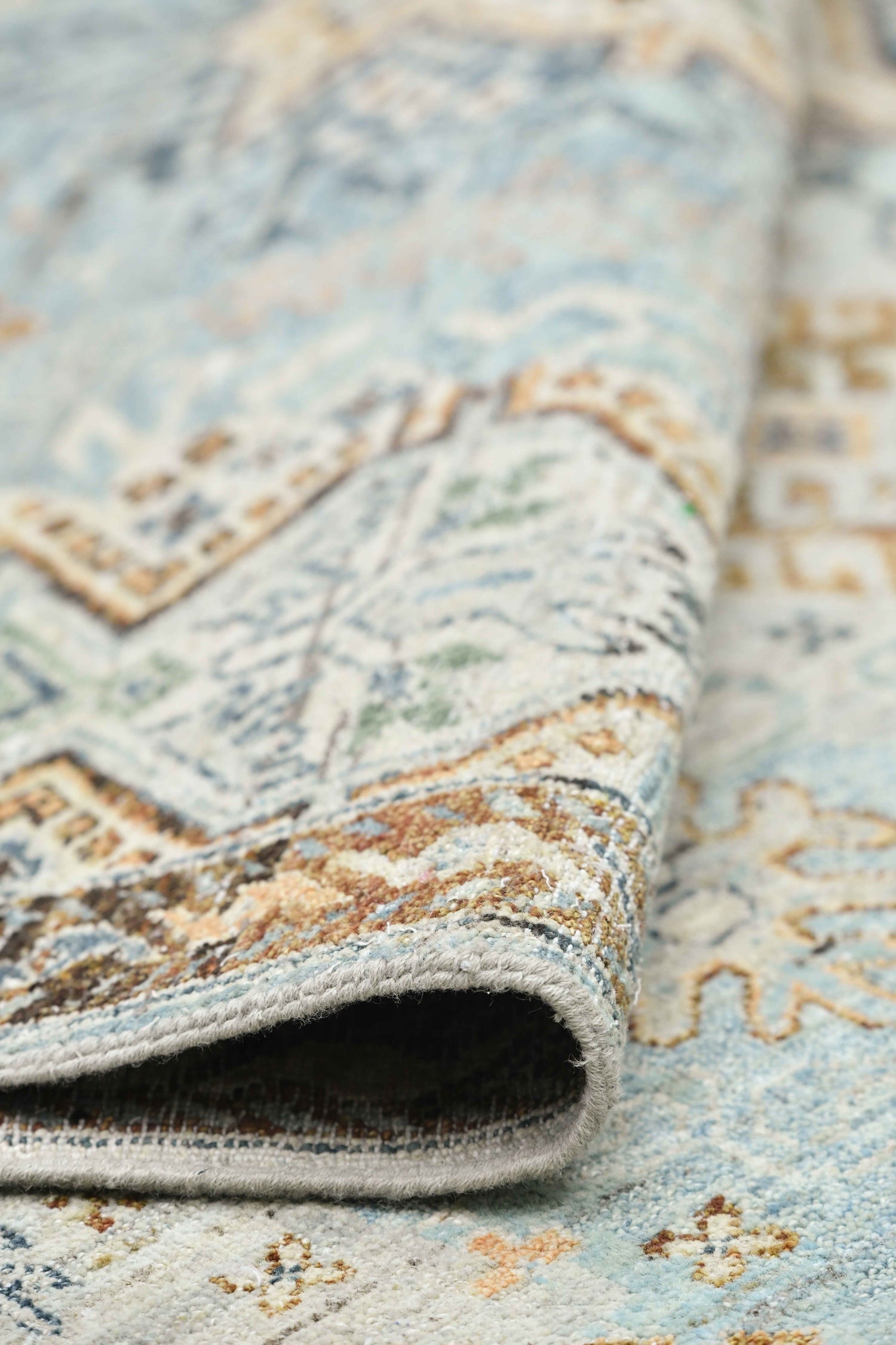 Handwoven Agra Transitional Area Rug J70324 - Perfect for Living Room, Bedroom & Dining Room Decor