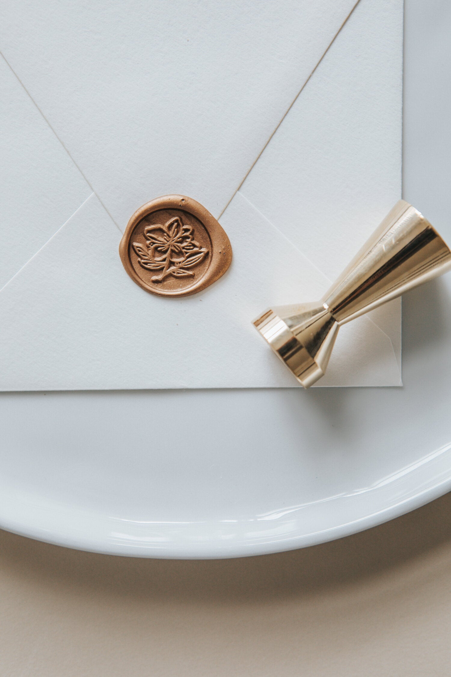 Magnolia Wax Seal Stamp Kit - Elegant Personalized Wax Seal Stamps for Wedding Invitations, Letters & DIY Crafts - Vintage Wax Seal Stamp with Custom Initials & Floral Design
