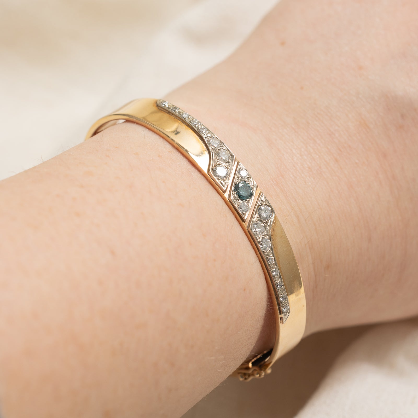 10K White Gold Blue & White Diamond Bangle Bracelet - 1.09ctw Total Weight - 6.5