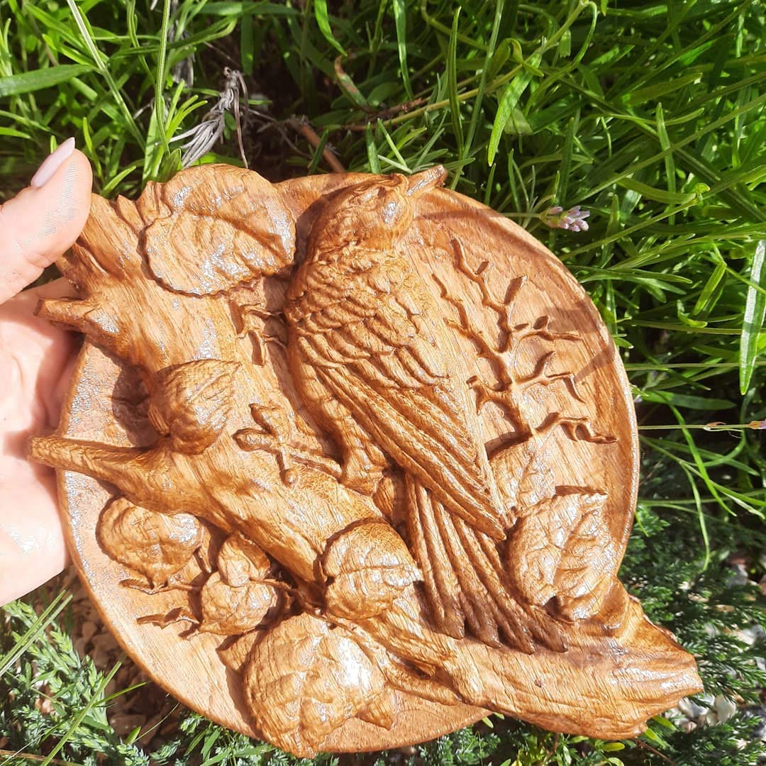 Handmade Woodpecker Ornament - Natural Wood Wall Art Round Decorative Plate with Bird Carving for Home Decor | Perfect for Living Room, Bedroom & Cabin Wall Decoration