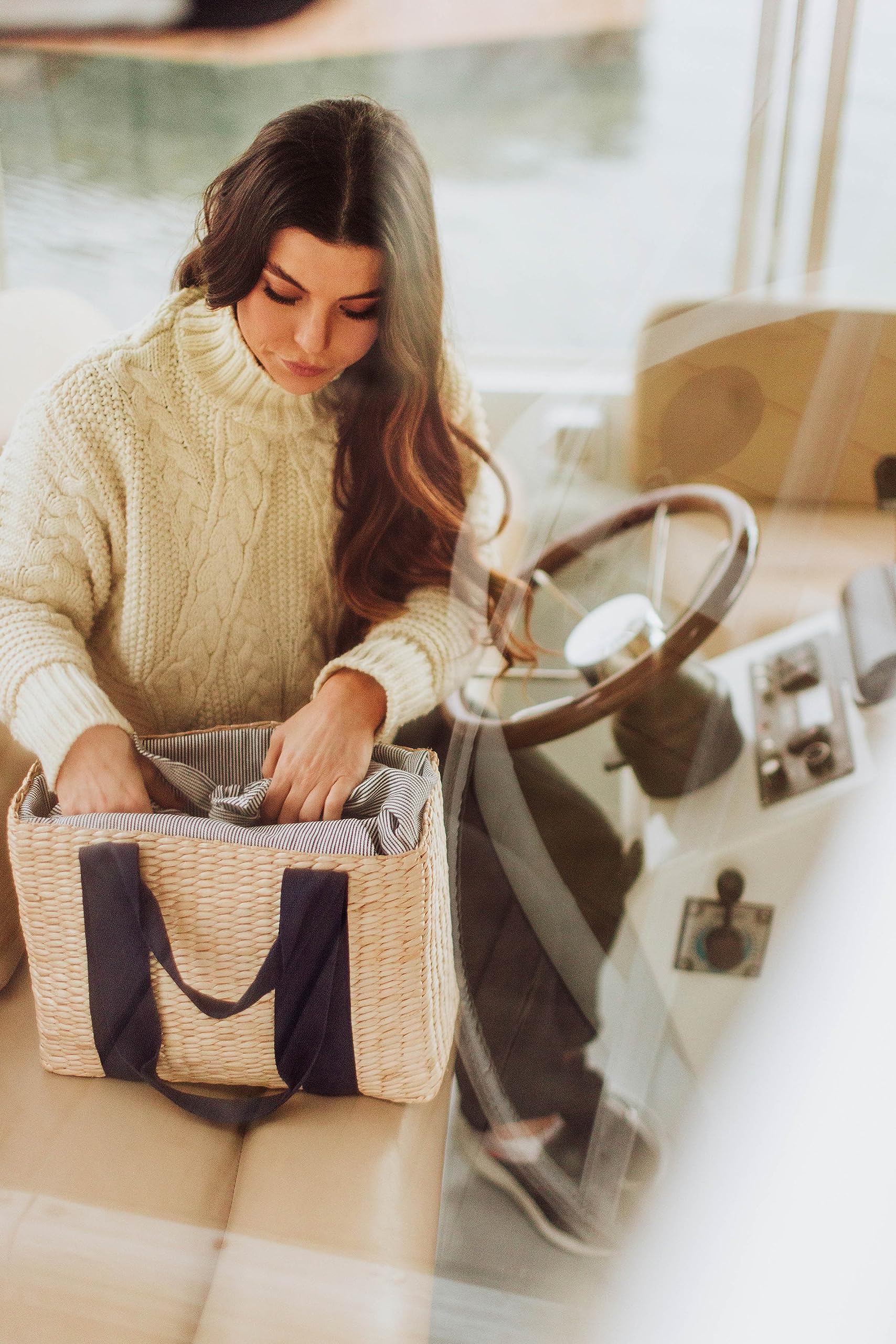 PICNIC TIME Parisian Insulated Seagrass Picnic Basket - Waterproof & Stylish Woven Picnic Hamper for Outdoor, Beach, Office Lunch, Dinner Parties - Perfect Gift for Picnic Lovers (Beige with Navy Blue Accents) | Great for Romantic Dates, Family Outings & Corporate Events