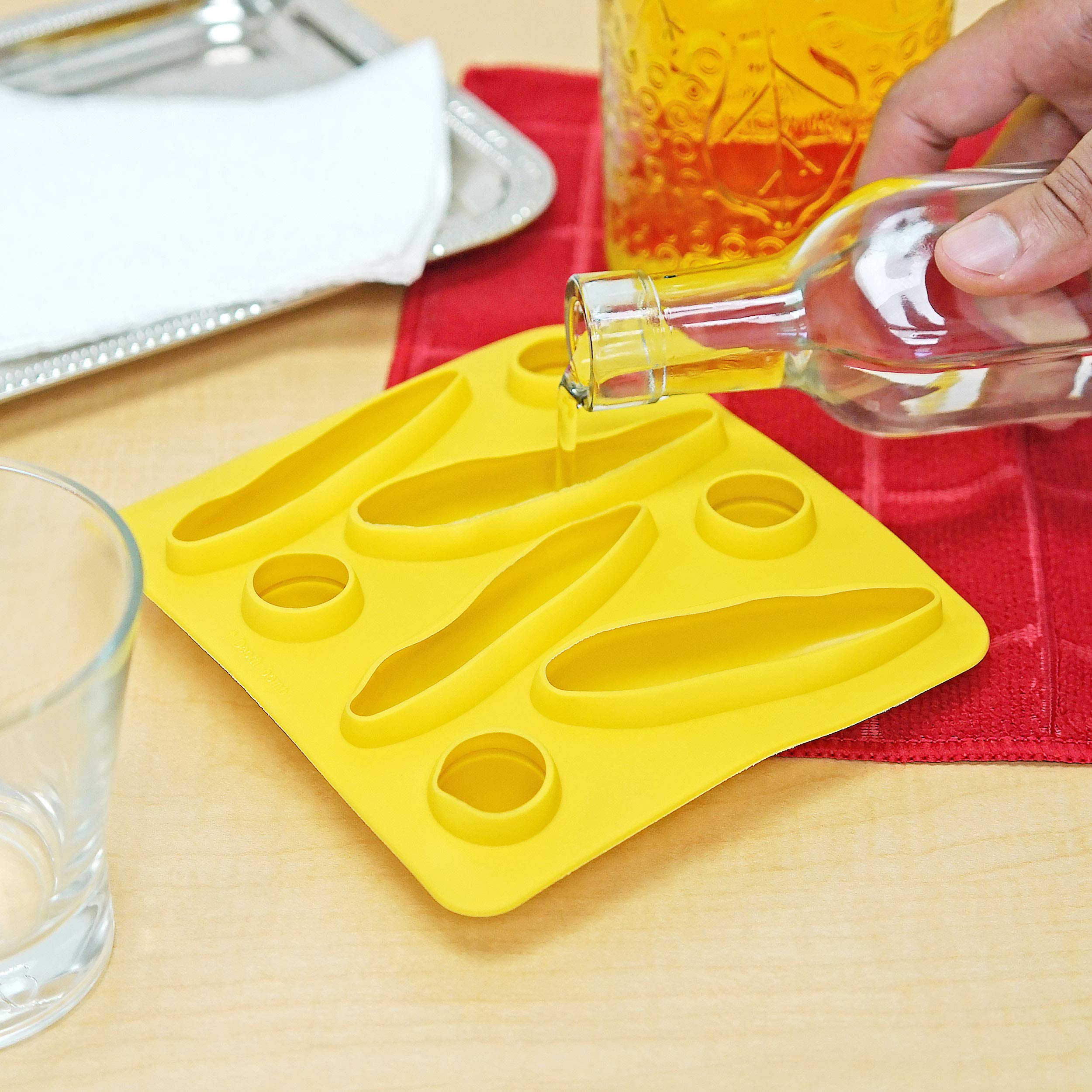 Flexible Yellow Rubber Submarine-Shaped Ice Cube Tray - Novelty 8-Cube Mold for Cocktails & Fun Gag Gifts - Perfect for Parties, Themed Drinks & Practical Jokes