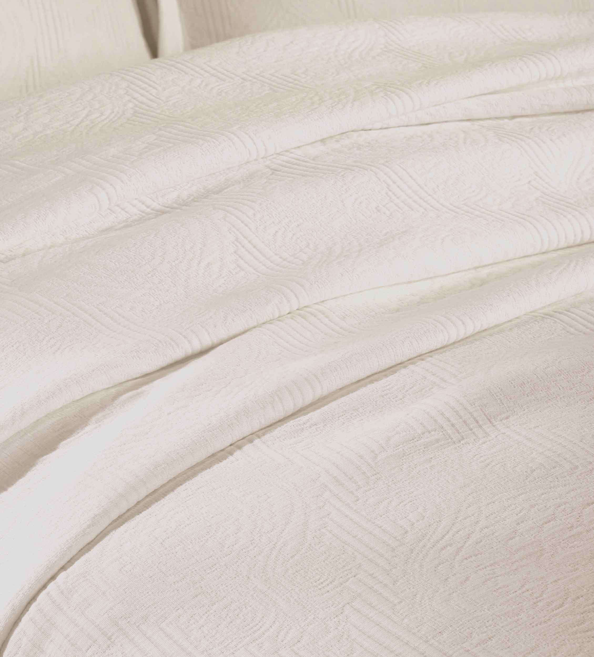 Victory Cotton Matelasse Scrolling Medallion Airy Bedspread Set - Queen Size Lightweight Quilted Coverlet for Bedroom Decor, Guest Room & Cozy Home Styling