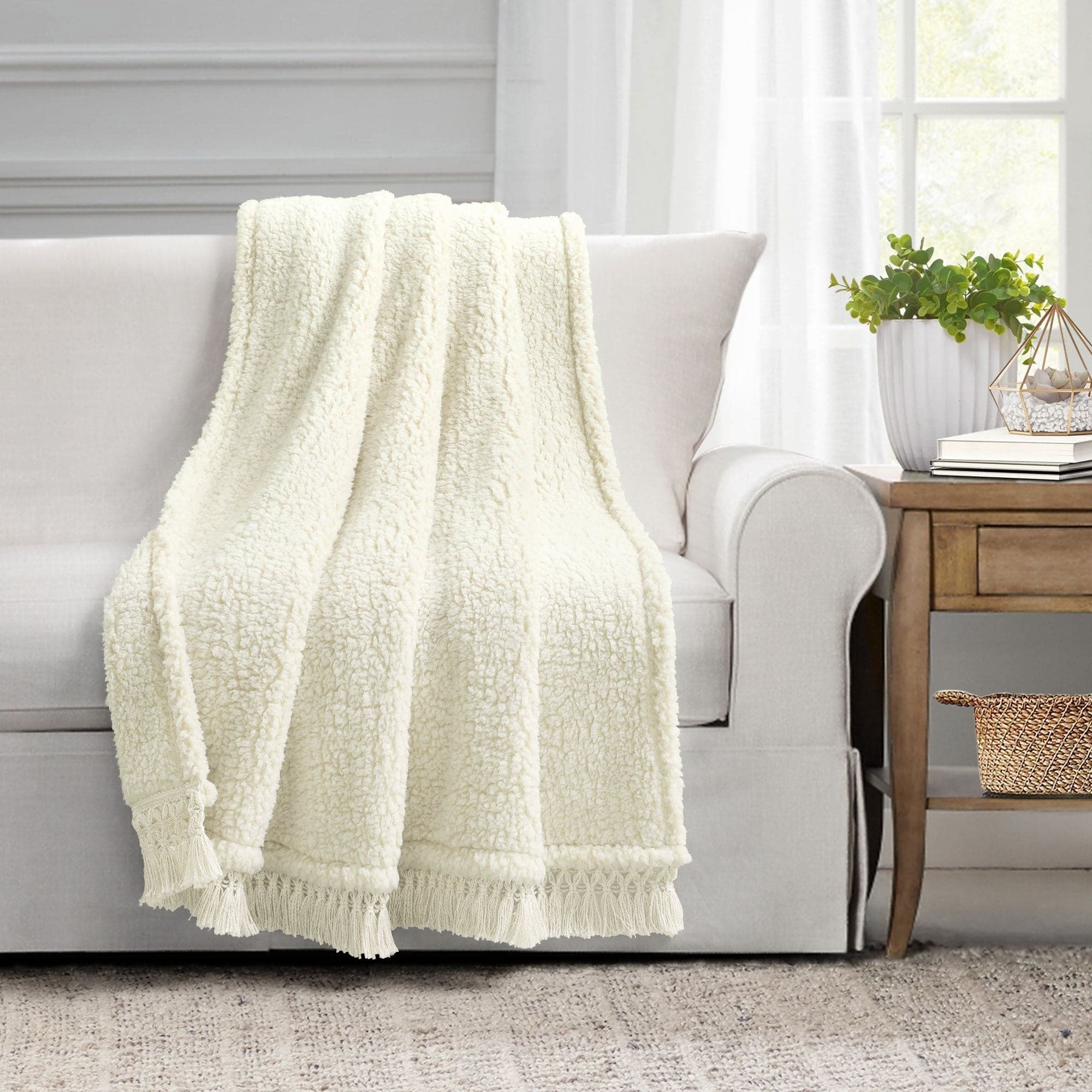 Cozy Sherpa Tassel Fringe Throw Blanket - Soft Plush Fleece Bedspread for Couch, Bed & Sofa - Perfect for Winter Warmth, Home Decor & Gift Giving