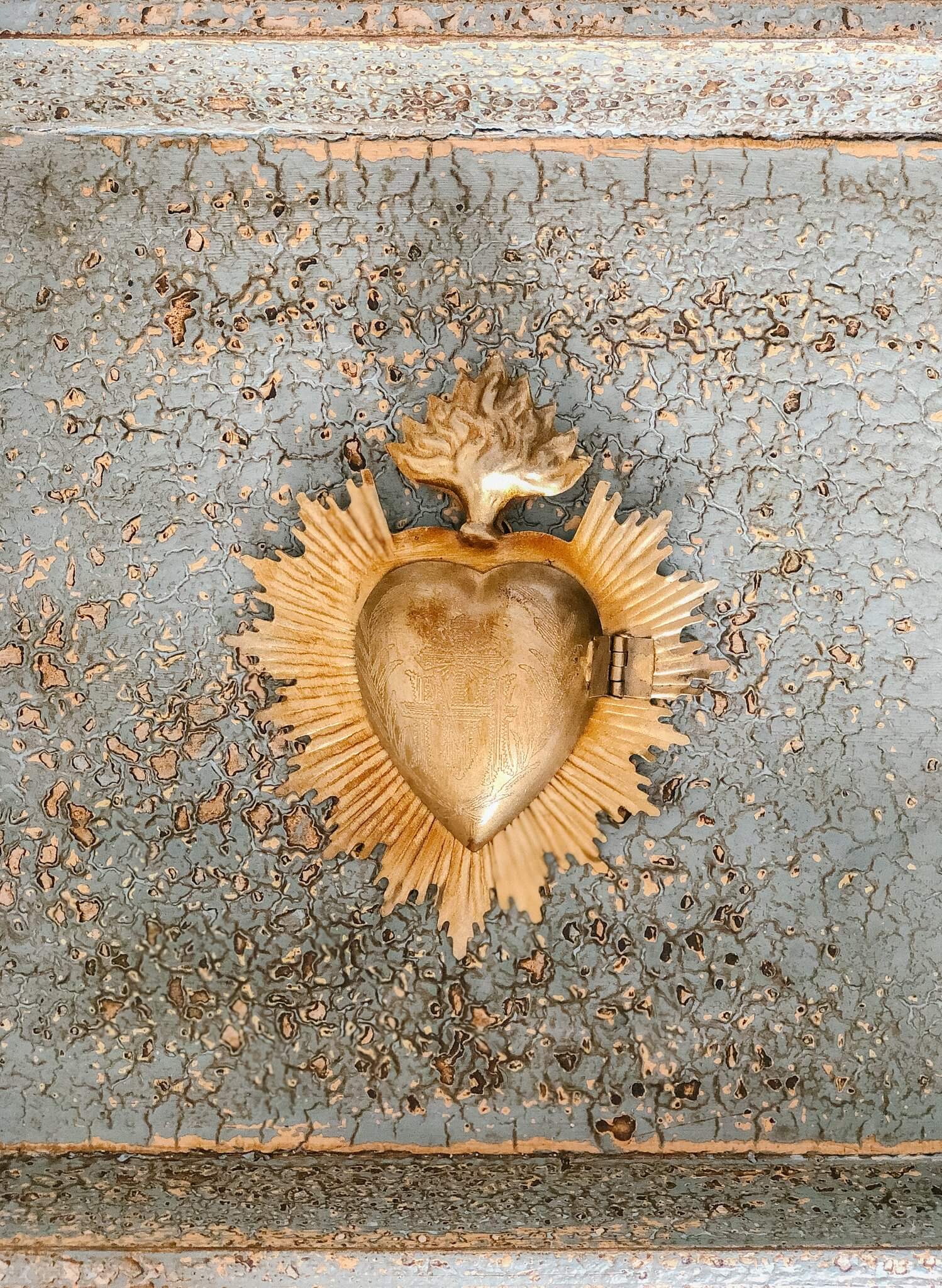 Vintage Sacred Heart Medallion Necklace - Religious Catholic Jewelry for Women - Perfect for Baptism, First Communion & Spiritual Gifts