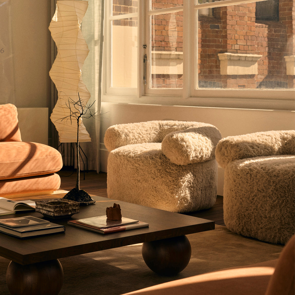 Huggy Swivel Armchair - Modern Padded Lounge Chair with 360° Rotation, Comfortable Home Office Furniture for Living Room, Bedroom, or Reading Nook