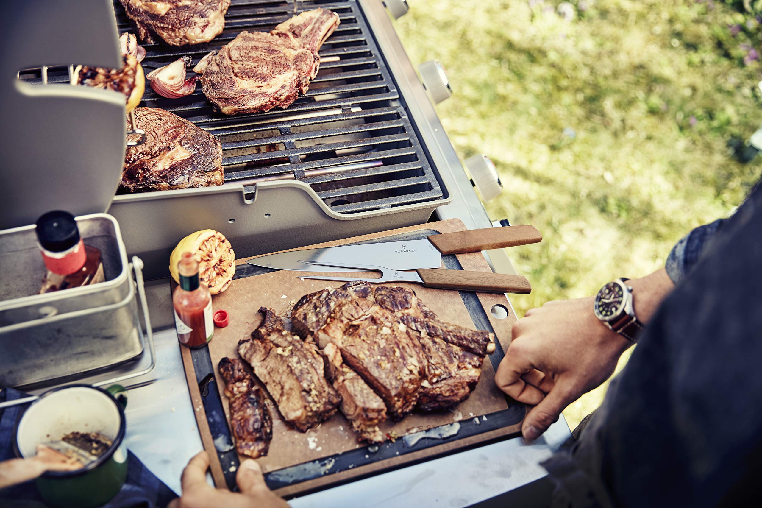 Victorinox Large Brown Wooden Cutting Board with Scraper - Premium Kitchen Chopping Board for Meat, Vegetables & Fruits - Ideal for Home Chefs & Professional Kitchens