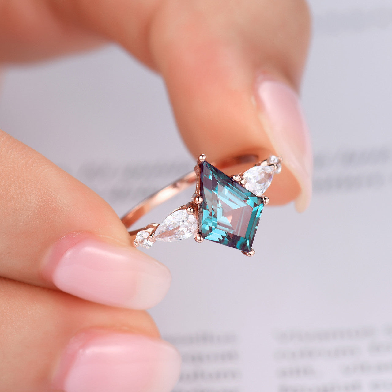 Vintage Rose Gold 7x10mm Kite Lozenge Cut Alexandrite & Moissanite Engagement Ring Wedding Band for Women - Perfect for Proposals, Anniversaries & Bridal Jewelry