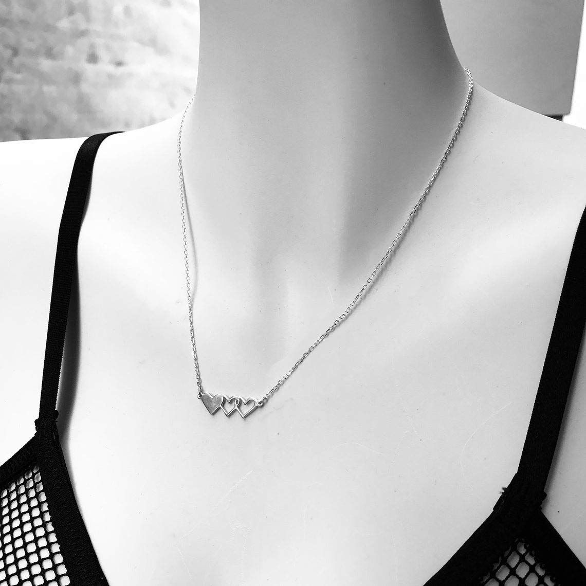 JIAHATE Matching Heart Necklaces for 2 - Best Friend & Sister Jewelry Set, BFF Pendant Necklaces for Women, Friendship Gifts for Couples, Family & Loved Ones - Perfect for Anniversaries, Birthdays and Special Occasions
