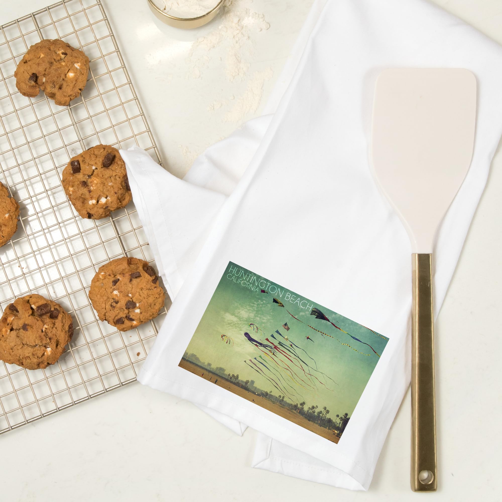 Lantern Press Huntington Beach California Kites and Beach 100% Cotton Tea Towel - Decorative Hand Towel for Kitchen, Home & Coastal Decor | Perfect for Beach Houses, Coastal Themed Kitchens & Gift Giving