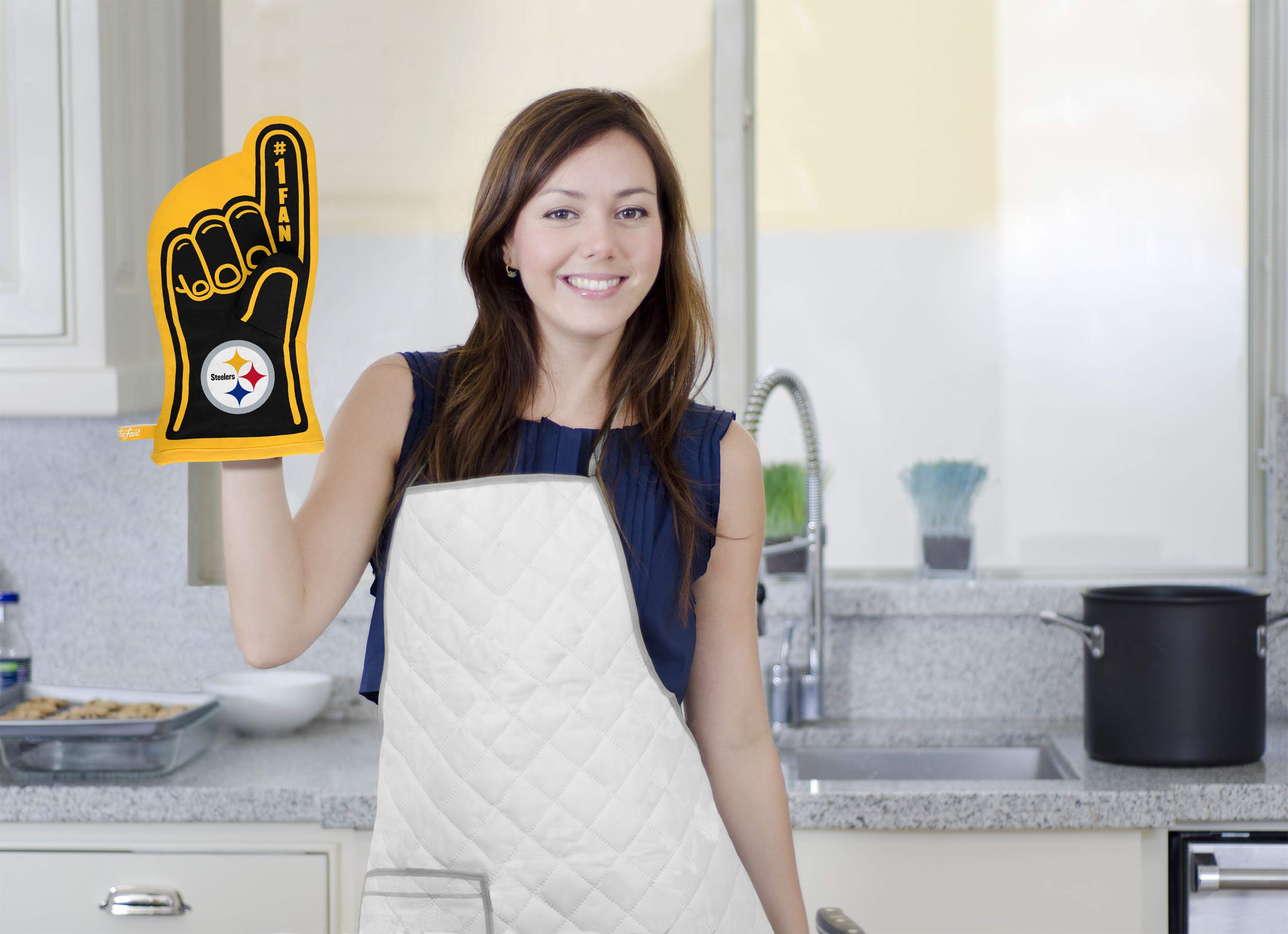 NFL Unisex #1 Oven Mitt - Heat Resistant Kitchen Glove for Baking, Grilling & Cooking - Perfect for Football Fans & Home Chefs