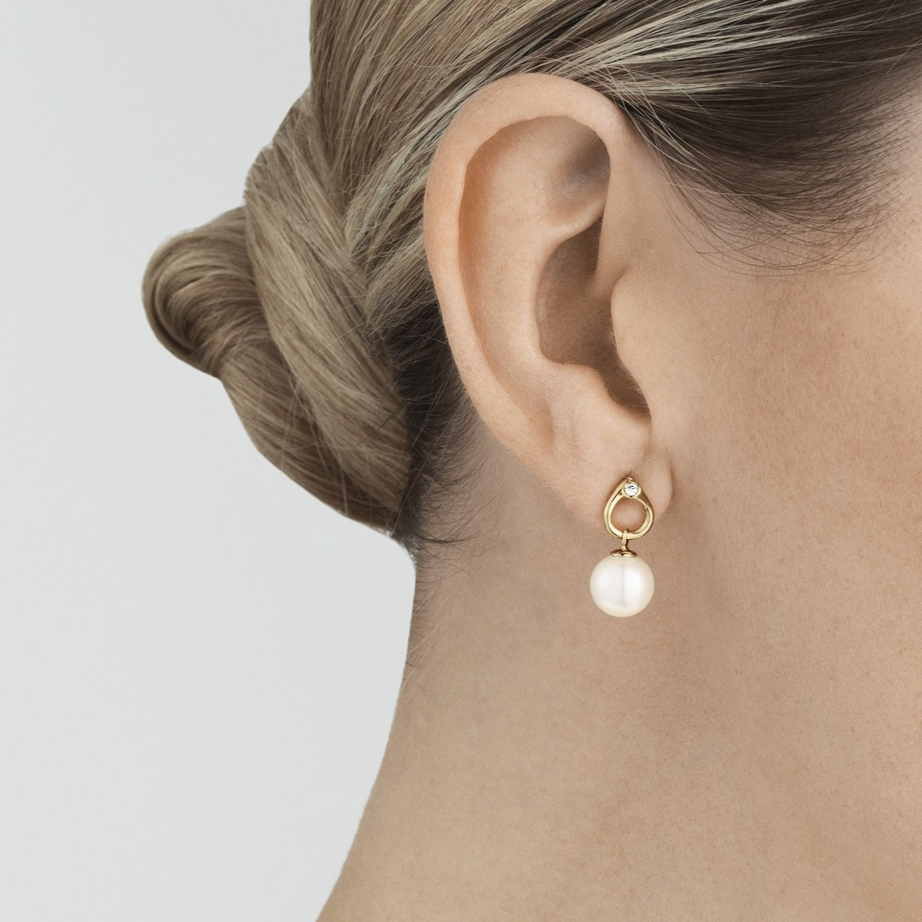 Exquisite Magic Pearl & Diamond Stud Earrings for Women – Elegant Jewelry Gift for Weddings, Parties & Special Occasions