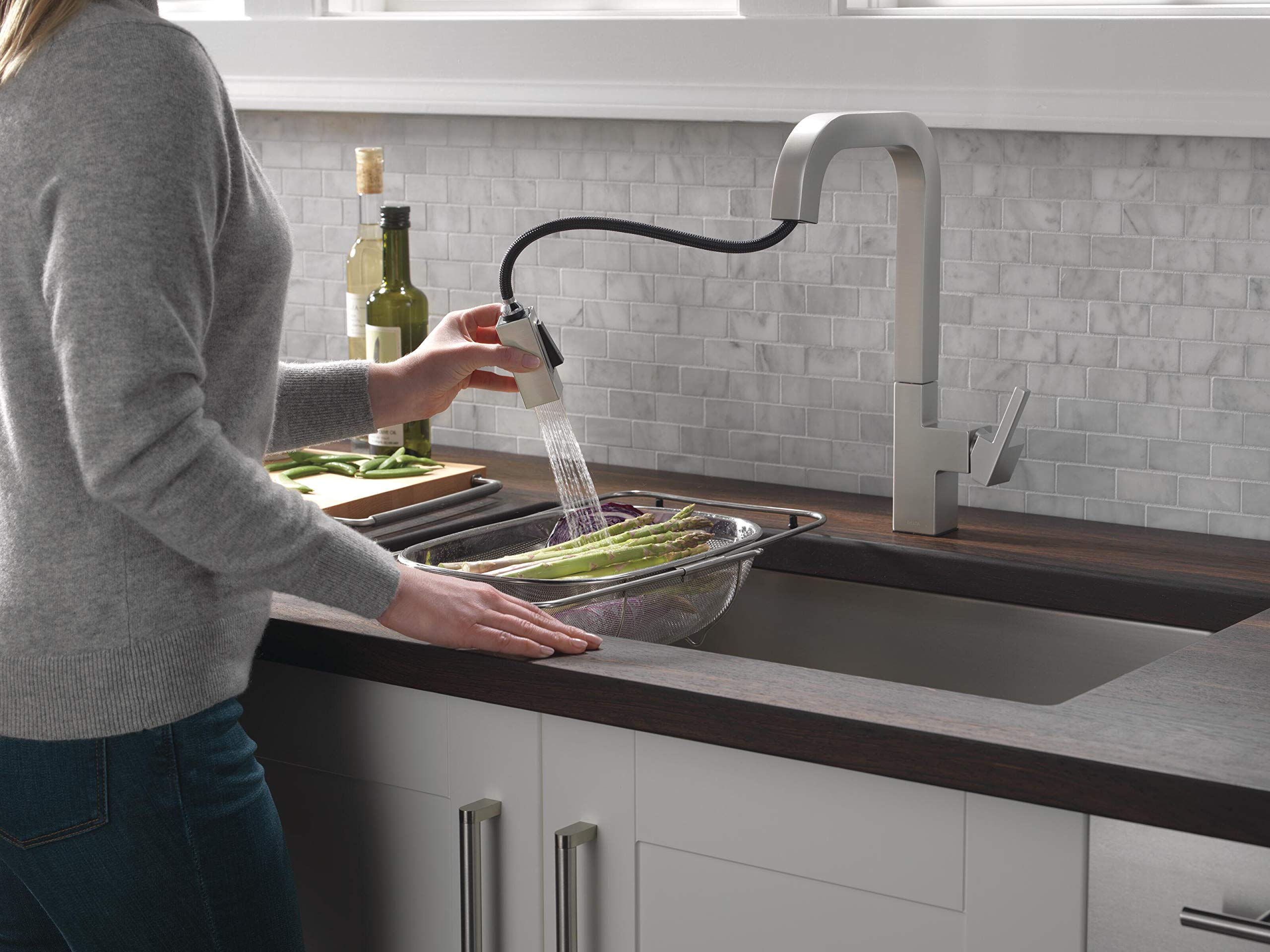 Delta 19825LF-SP Brushed Nickel Kitchen Faucet with Magnetic Docking Pull-Down Sprayer - SpotShield Stainless Steel Finish for Easy Cleaning - Perfect for Modern Farmhouse & Contemporary Kitchen Sinks