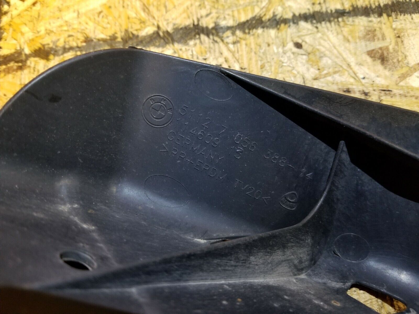 2006-2010 BMW 650i E63 Rear Bumper Center Mount Bracket Cover Panel - OEM Replacement Part for Perfect Fit - Ideal for Car Restoration & Collision Repair