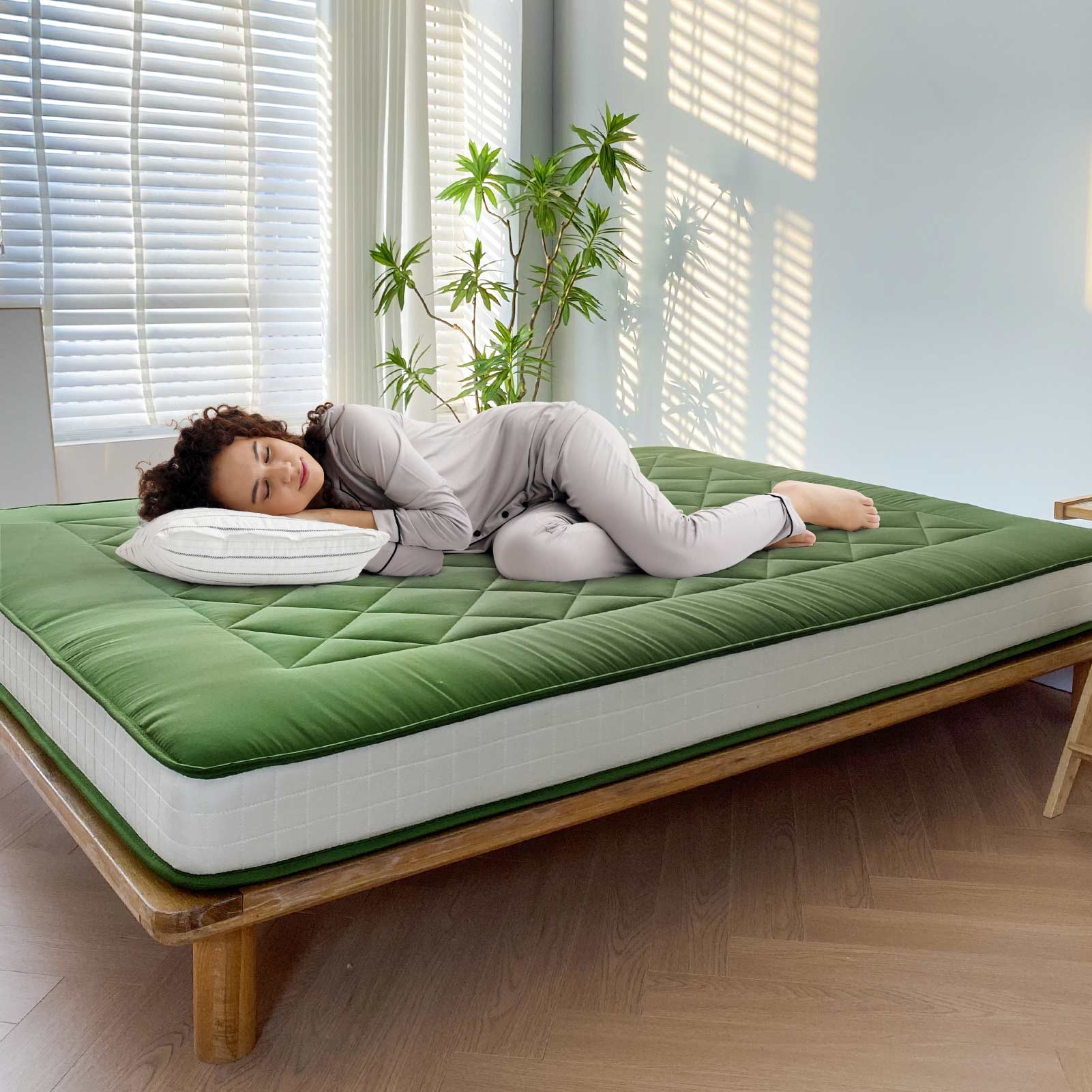 MAXYOYO 6-Inch Extra Thick Japanese Floor Futon Mattress - Premium Diamond Quilting Design for Bedroom, Guest Room & Small Spaces - Green (Queen Size) | Ideal for Apartments, Dorms, Sleepovers & Minimalist Living