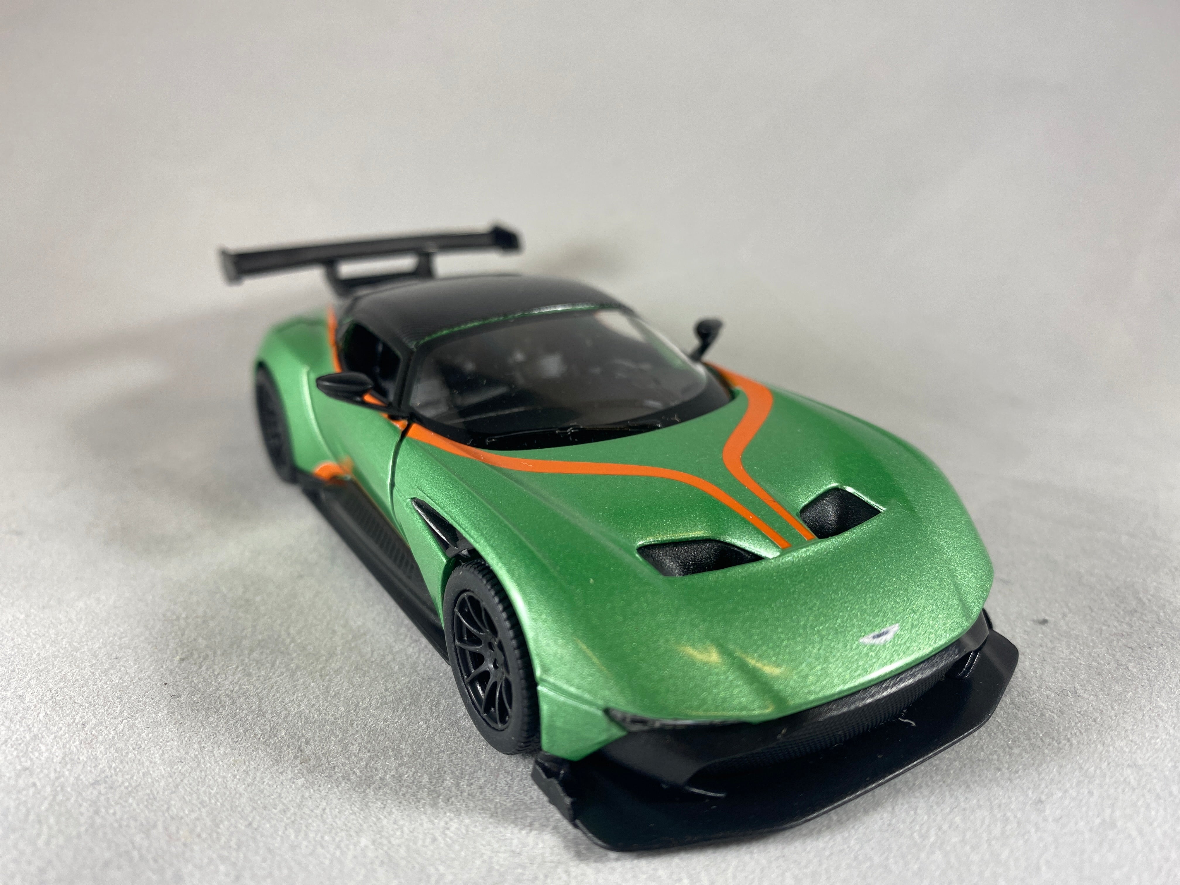 1:18 Scale Diecast Aston Martin Vulcan Model Car - Collectible Sports Car Replica for Display & Gifts | Perfect for Car Enthusiasts, Office Decor, and Model Collections    (Note: This optimized title includes:   1. Key SEO terms like 