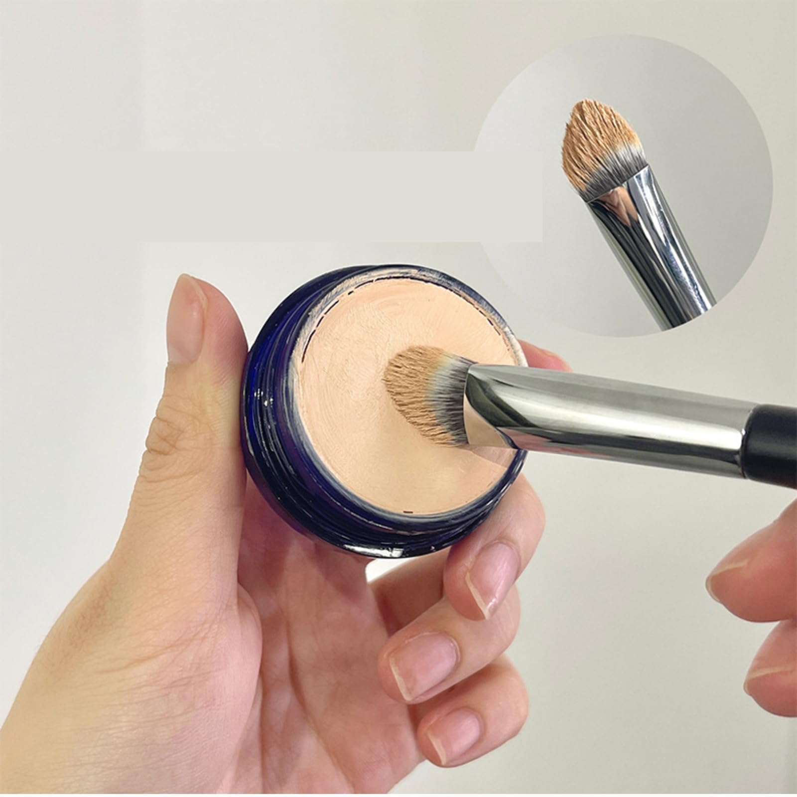 Professional Angled Concealer Brush for Under Eye & Highlighting - Soft Triangular Head Makeup Brush for Seamless Concealer Application - Perfect for Women's Daily Makeup & Contouring