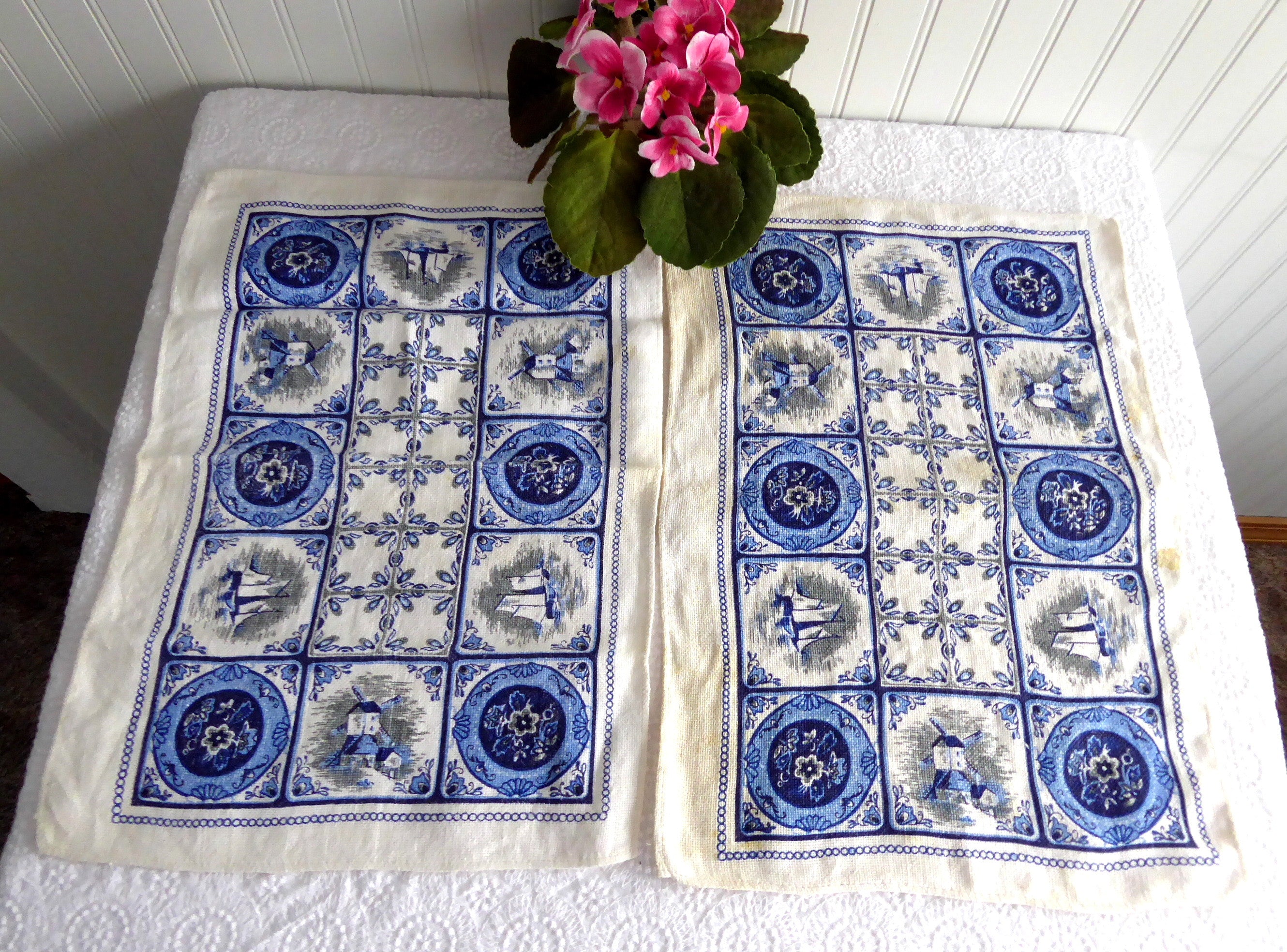 Vintage Delft Blue & White Linen Placemats Set of 2 - 1950s Inspired Dutch Tile Pattern Table Mats for Dining Room Decor, Kitchen Table Setting, and Special Occasions