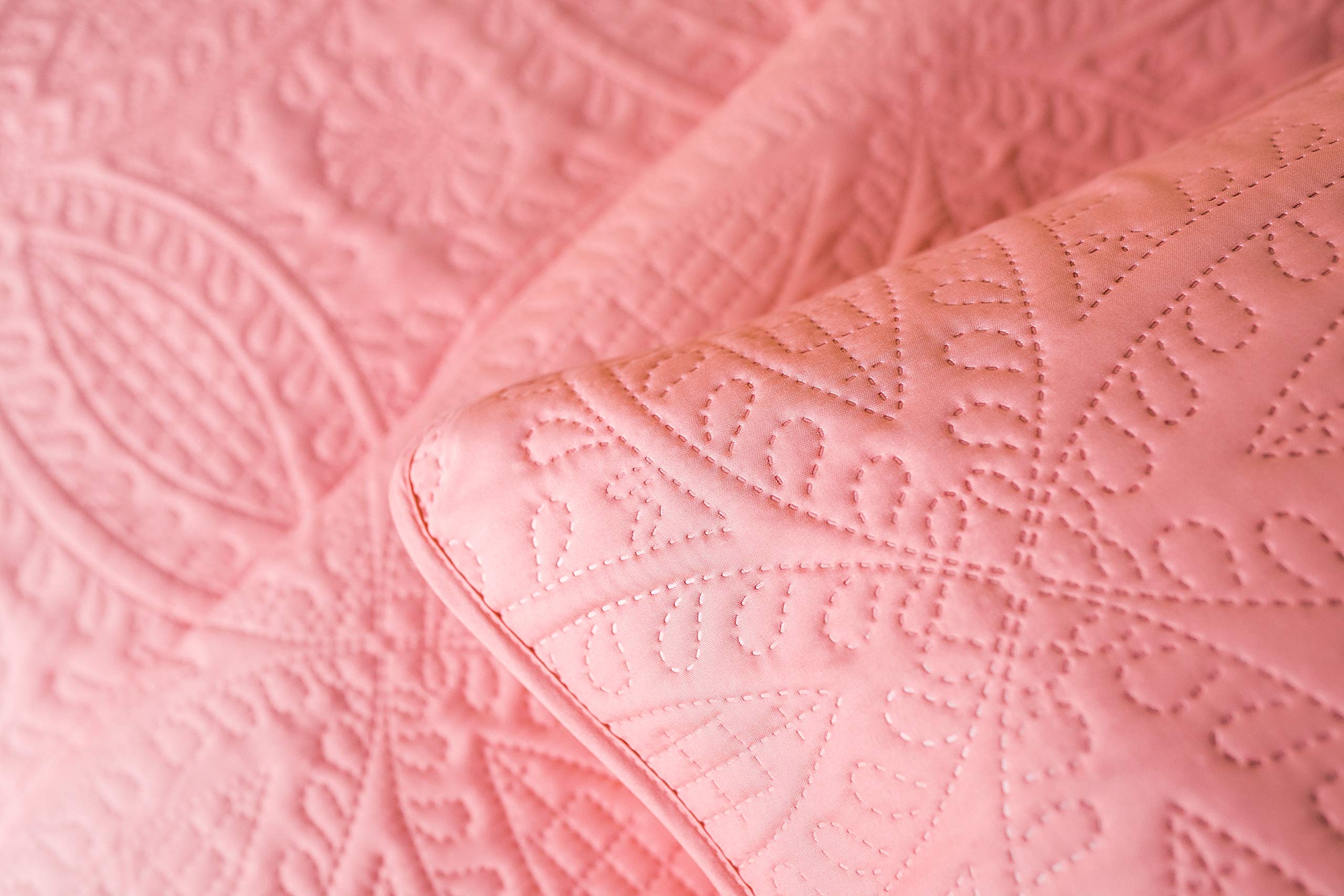 Mezzati Coral-Rose Prestige Collection 2-Piece Quilt Set - Soft Brushed Microfiber Bedspread & Coverlet for Twin/TwinXL Beds | Elegant Bedroom Decor | Perfect for Guest Rooms, Dorm Rooms & Cozy Home Styling