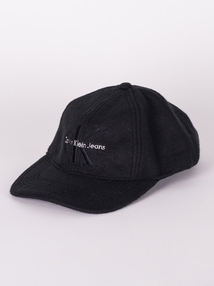 Calvin Klein Jeans Embroidered Logo Baseball Cap - Black | Stylish & Comfortable Hat for Men & Women | Perfect for Casual Outfits, Sports & Outdoor Activities