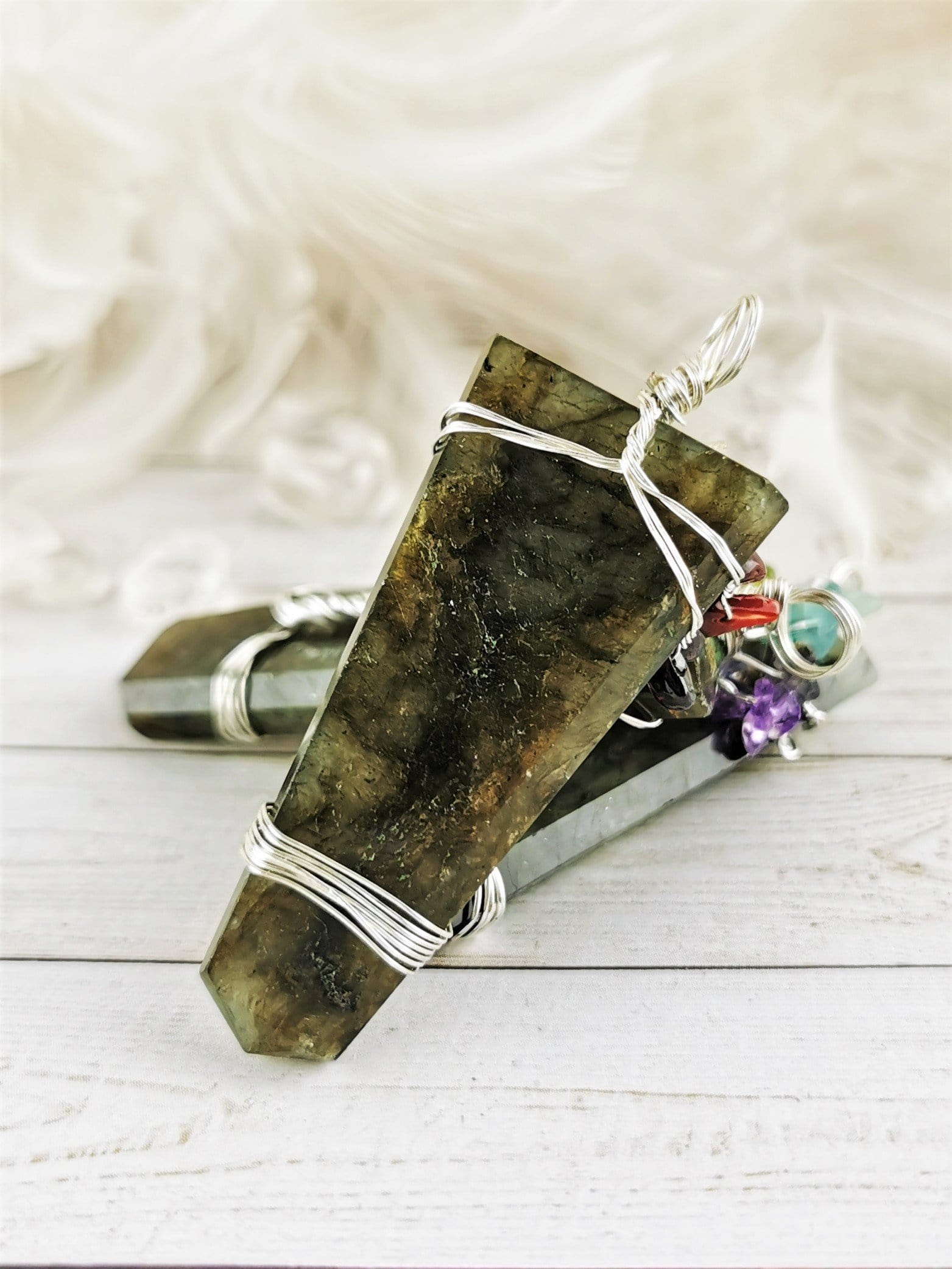 Natural Labradorite Crystal Point Pendant Necklace - Healing Chakra Stone Jewelry for Meditation, Energy Balancing & Spiritual Gifts