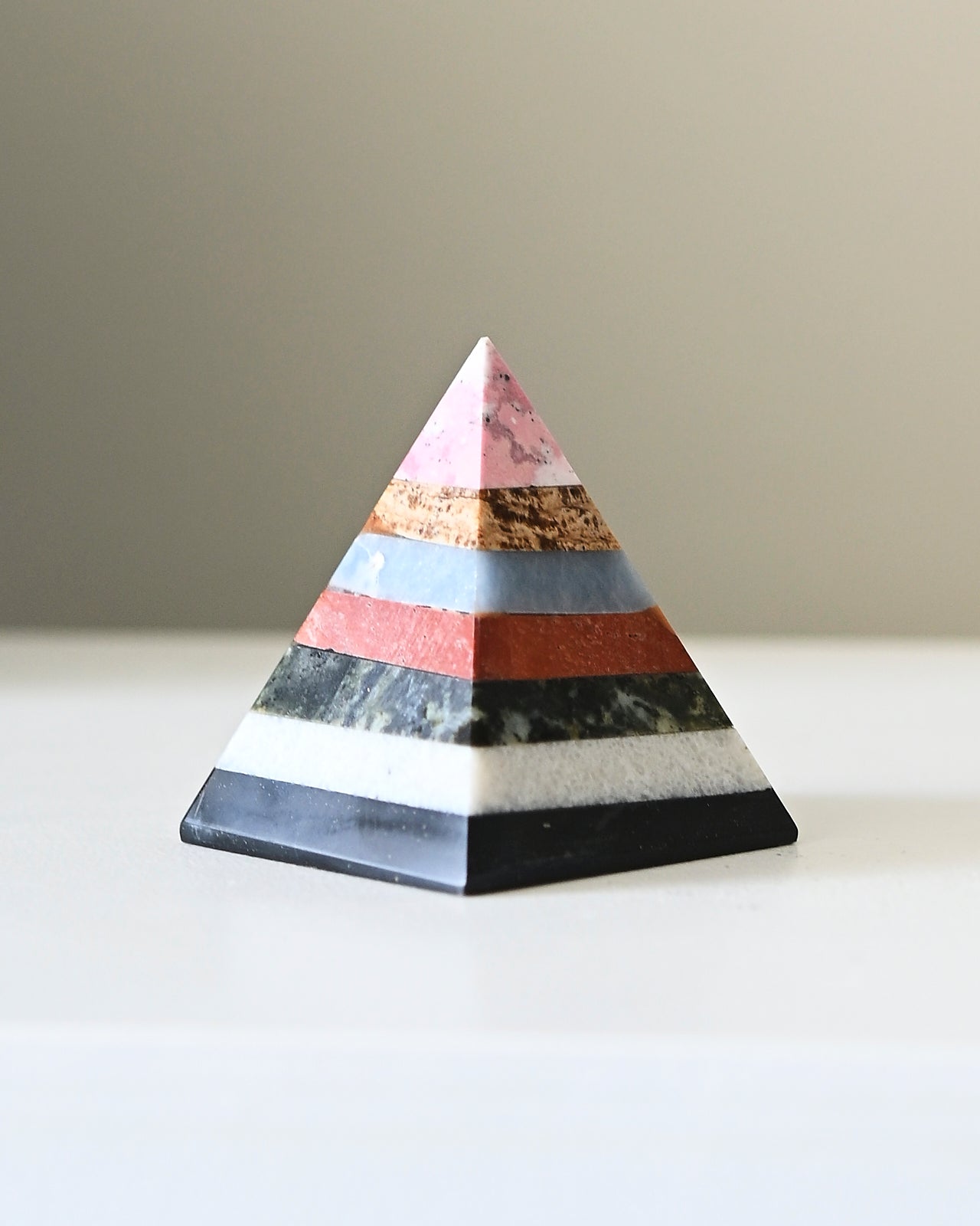 7 Chakra Healing Crystal Pyramids Set - Natural Stone Meditation Pyramid for Energy Balancing, Spiritual Growth & Home Decor - Perfect for Yoga, Reiki, Feng Shui & Gift Giving