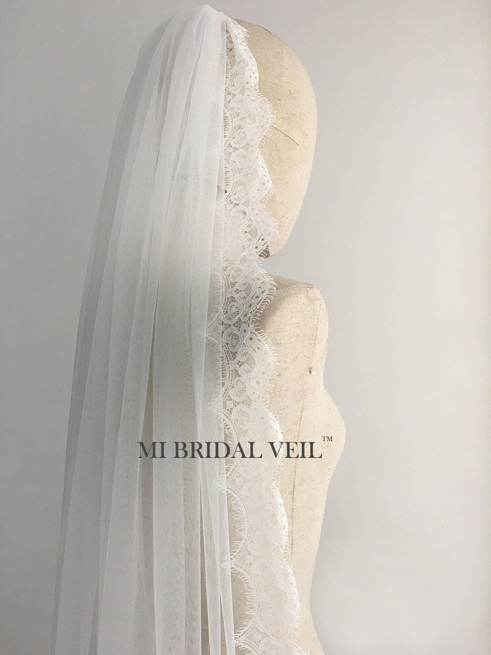 Elegant Cathedral Wedding Veil - Boho Chantilly Lace Bridal Veil for Romantic Ceremonies | Perfect for Beach Weddings & Vintage-Themed Bridal Looks | Mi Bridal